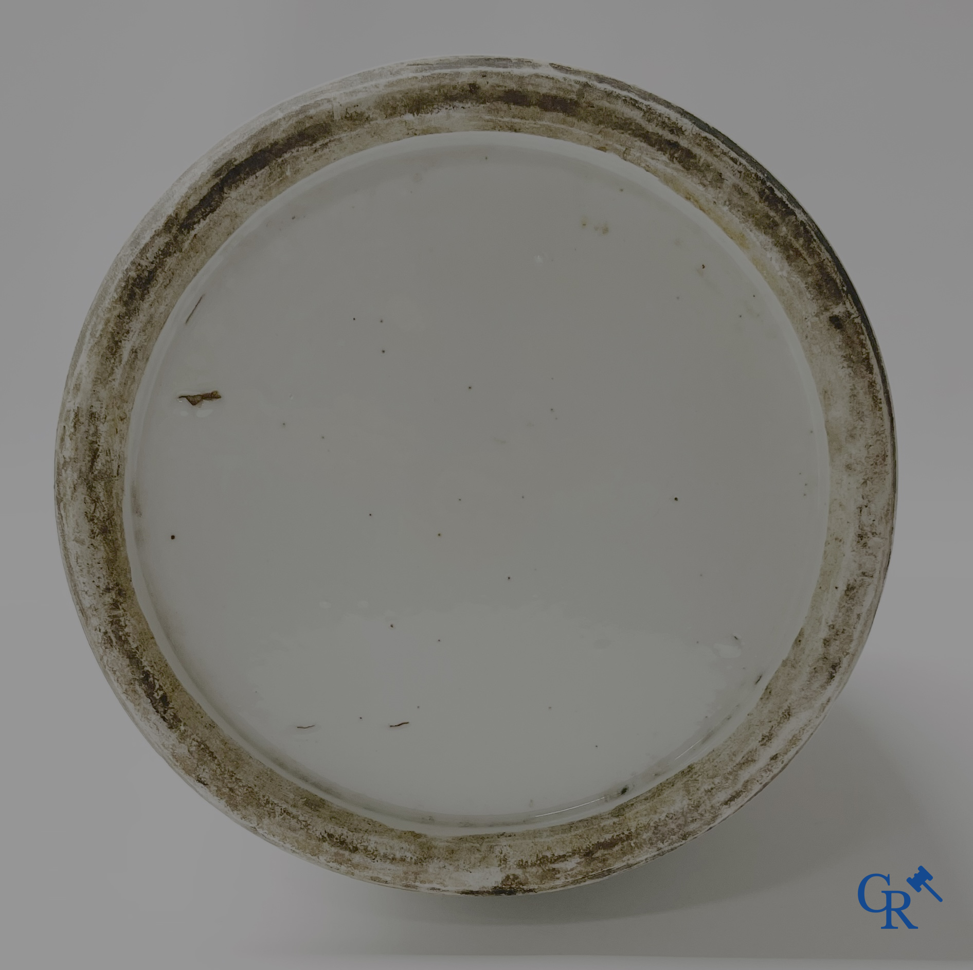 Aziatica, 2 Chinese famille rose vazen gedecoreerd met antiquiteiten en een kalligrafische tekst. 19e eeuw.