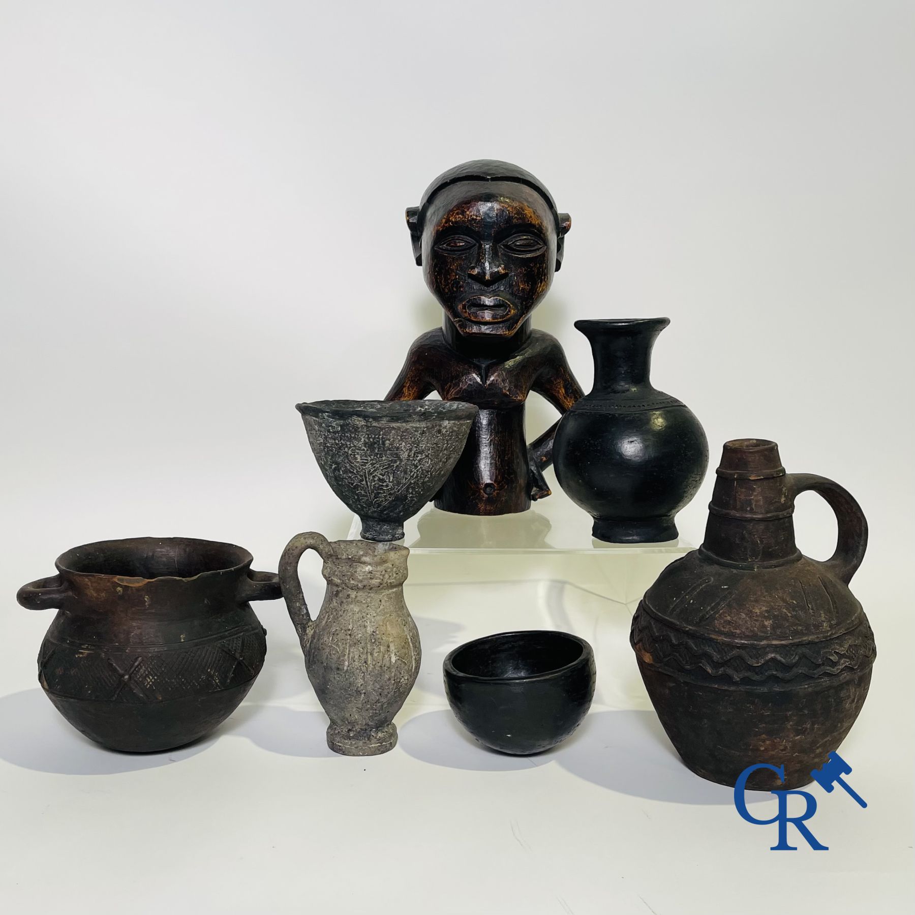 Art africain: un lot avec des objets africains.