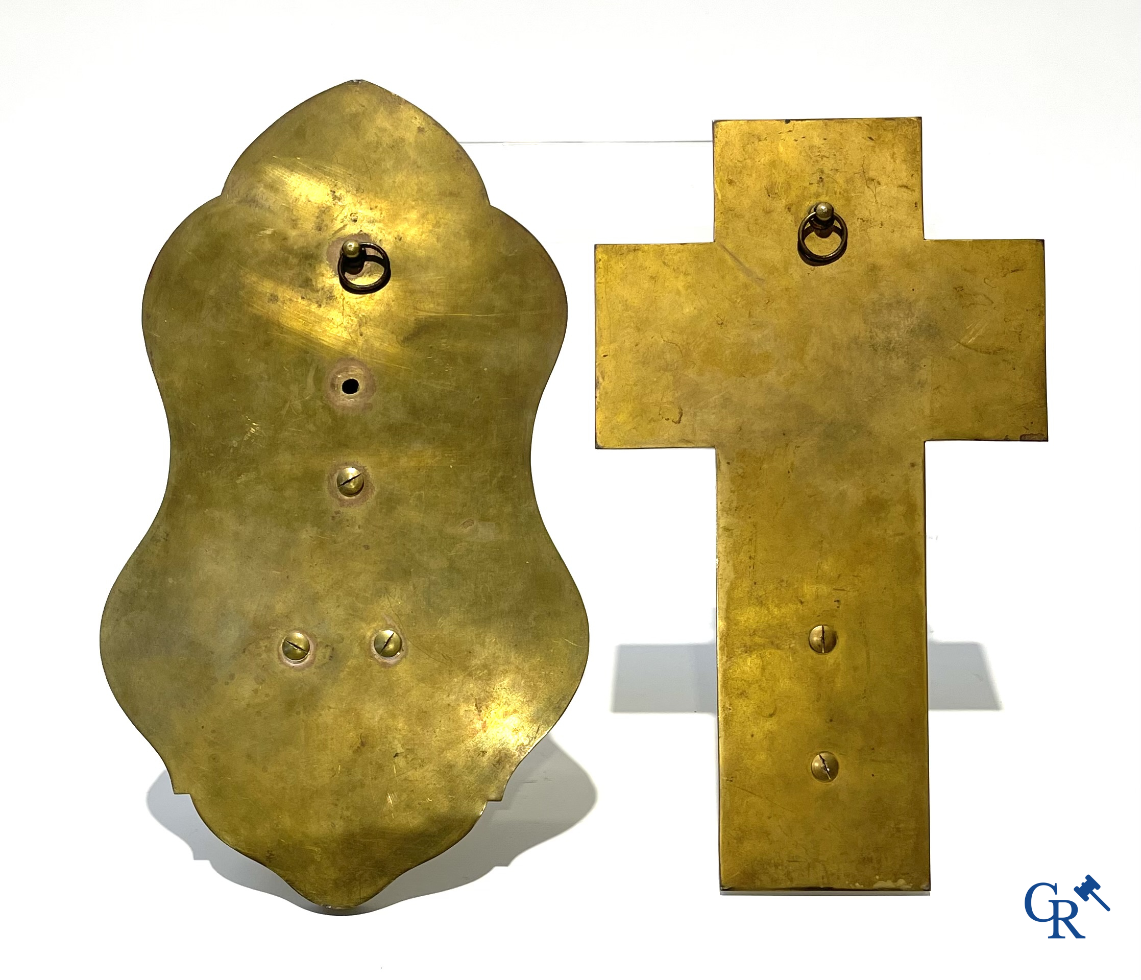 Objets religieux, 2 benitiers en bronze et cloisonné et une statue en albâtre du cœur sacré. XIXe siècle.