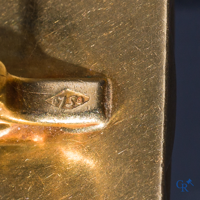 Juwelen: Een Chevalière en een paar manchetknopen in goud 18K (750°/00) en onyx.