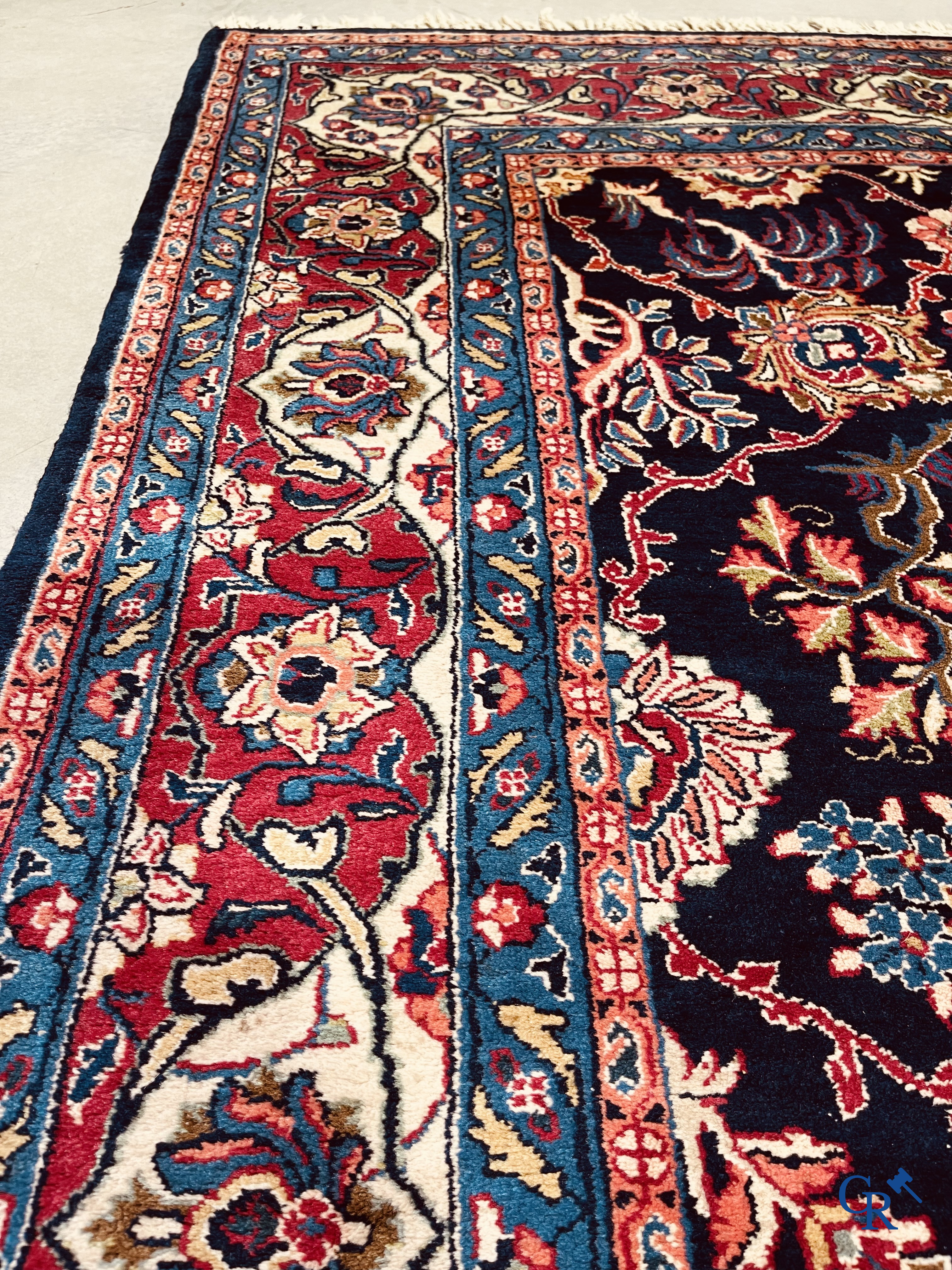 Tapis d'Orient. Iran. Grand tapis persan noué à la main avec un décor floral.