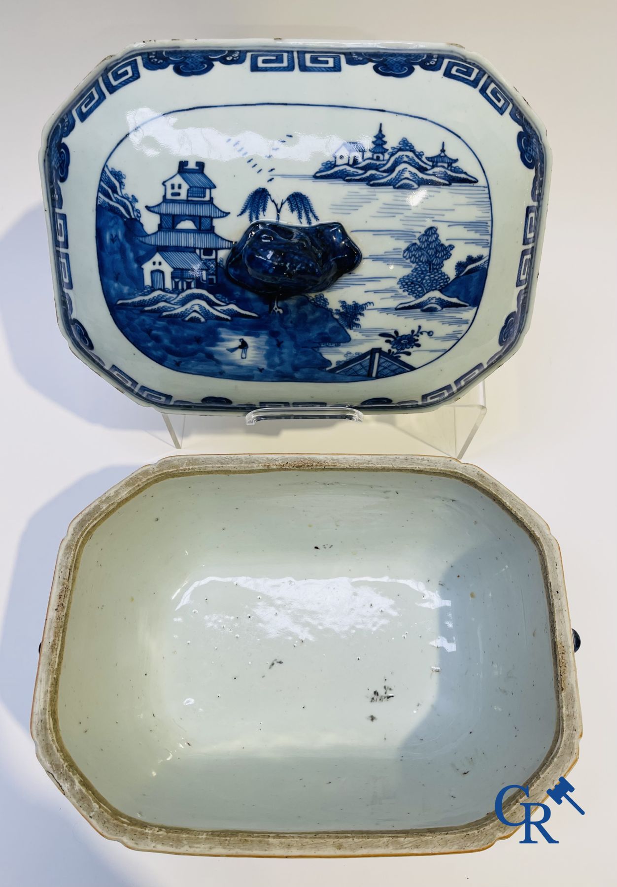 Chinese Porcelain: 2 tureens and a saucer in Chinese porcelain.