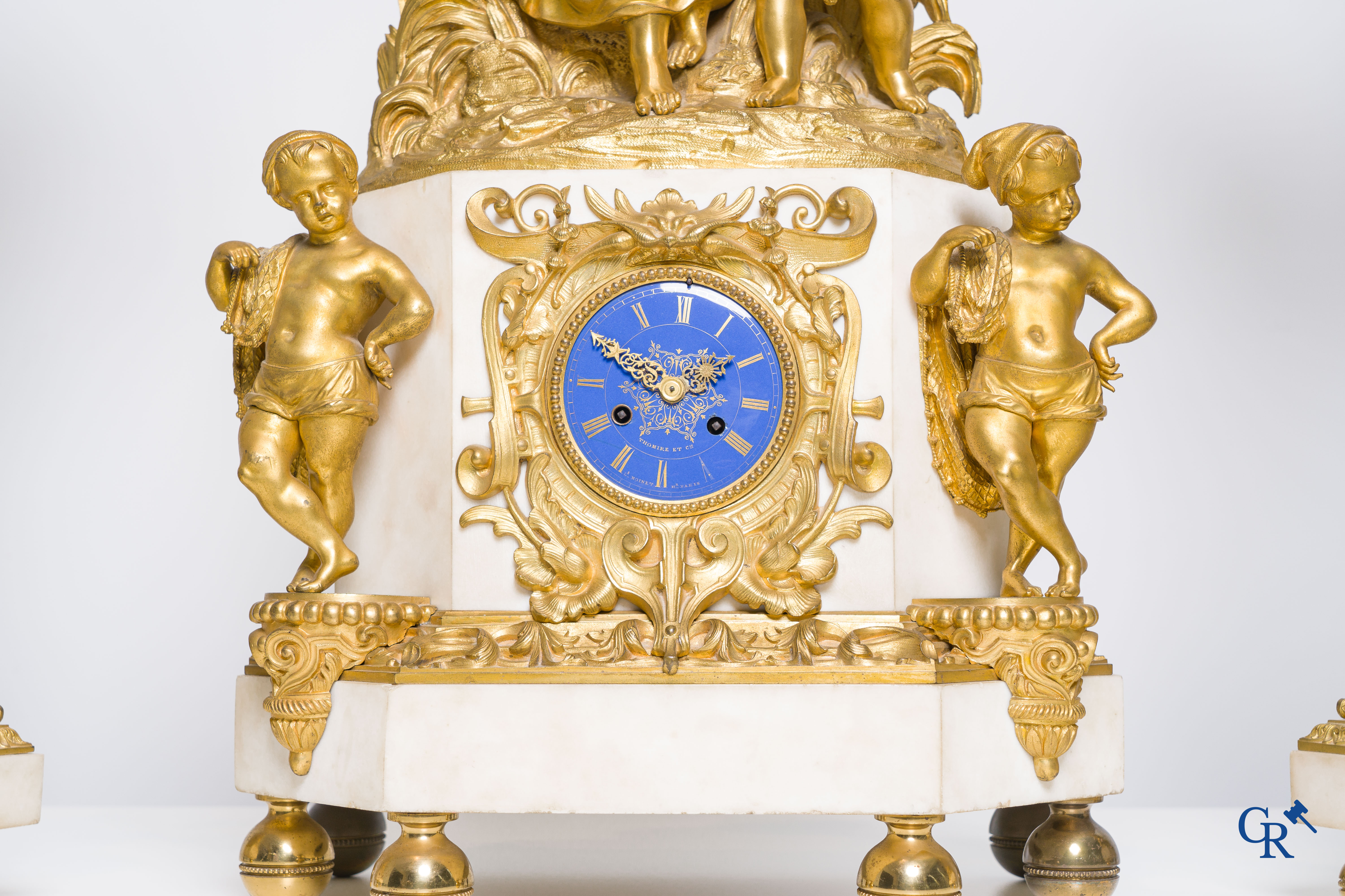 Thomire & Cie et Louis Moinet, Importante garniture de cheminée en marbre de Carrare et bronze doré. Travail parisien vers 1850.