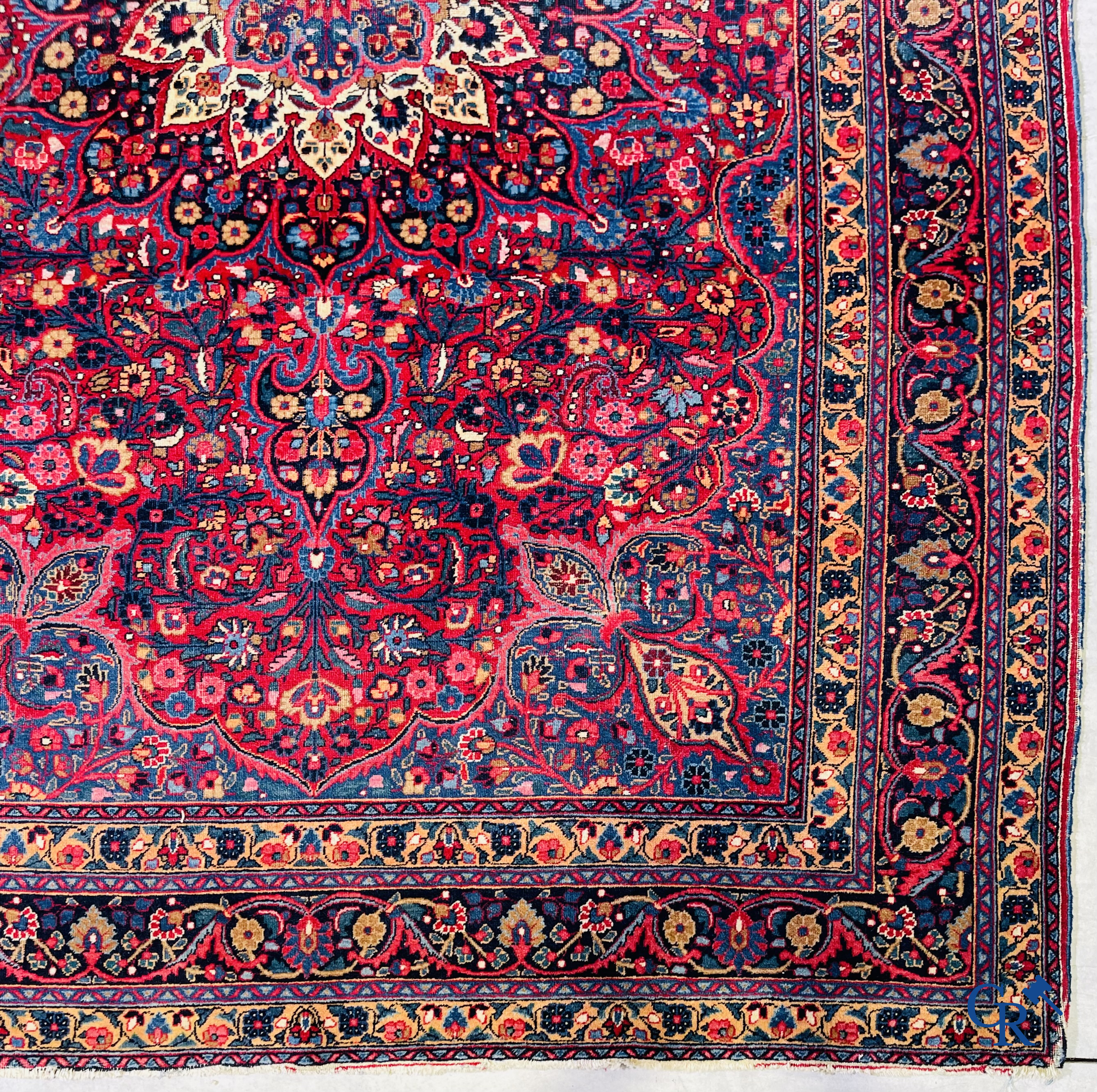 Tapis d'orient: Iran, tapis persan antique avec fond rouge foncé.