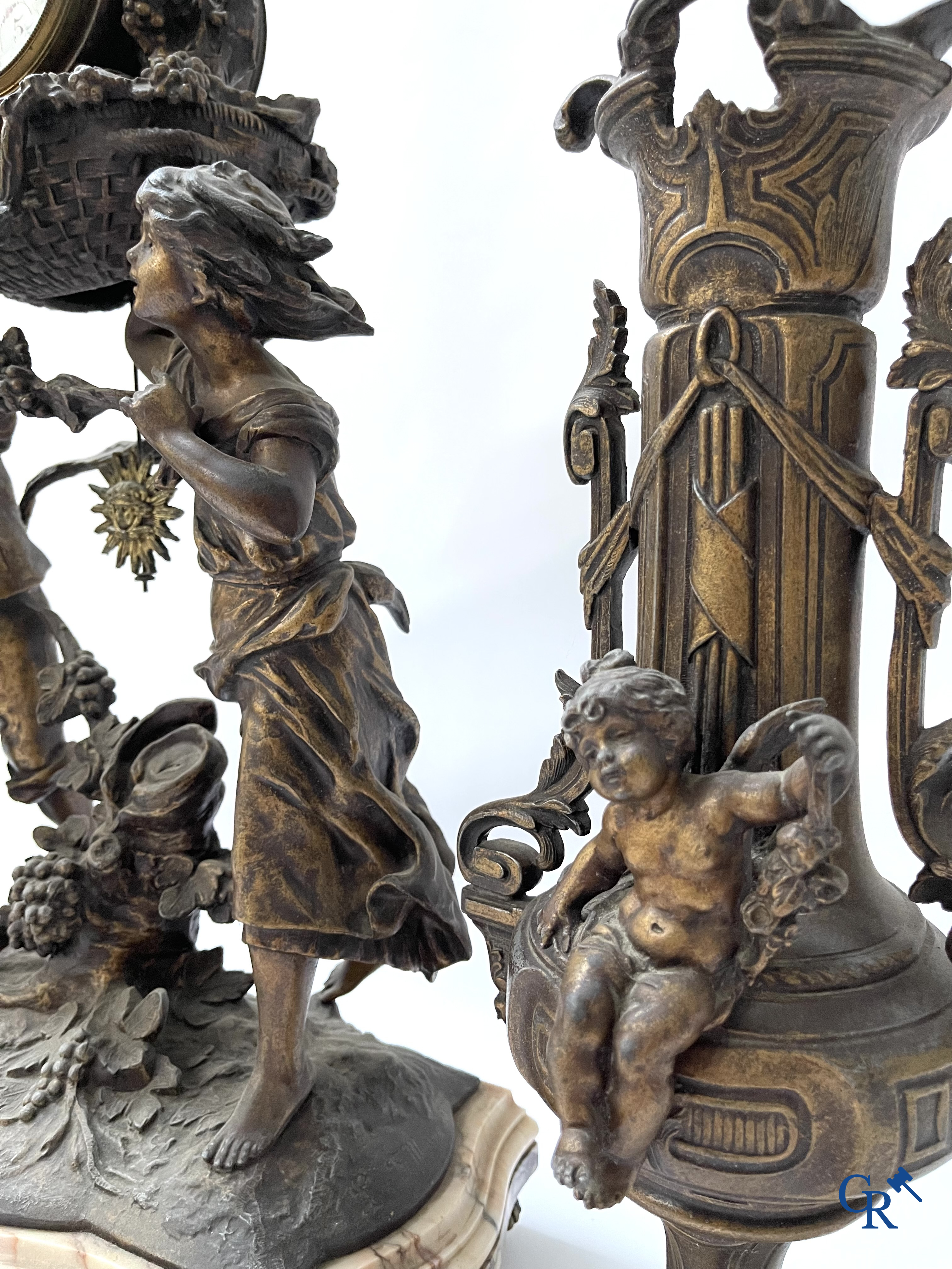 Louis & François Moreau (d'àprès). Grande garniture de cheminée 3 pièces en régule et marbre. Vers 1910.