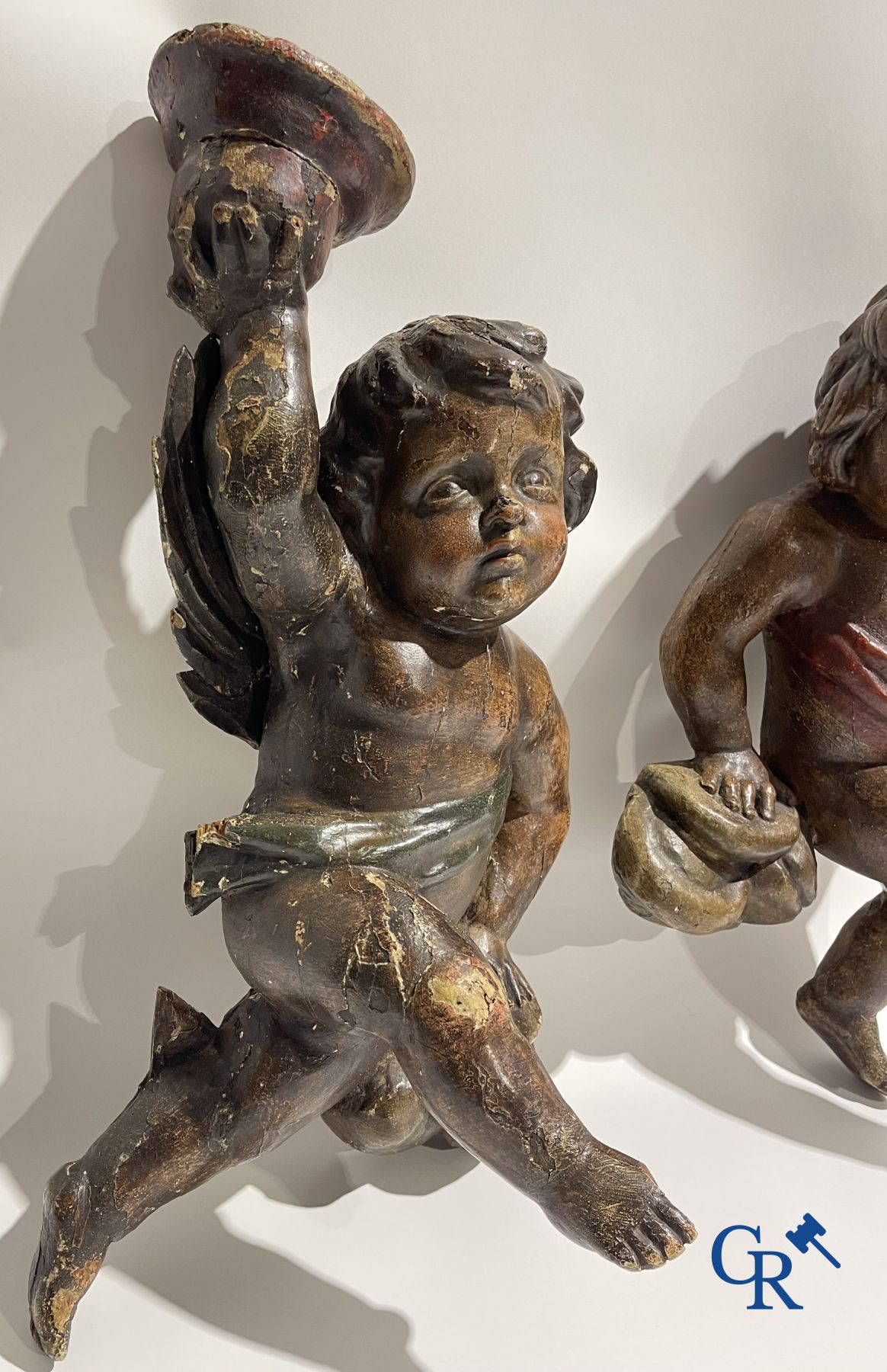 Sculptures en bois : Une paire d'anges en bois sculpté et polychrome du XVIIIe siècle.