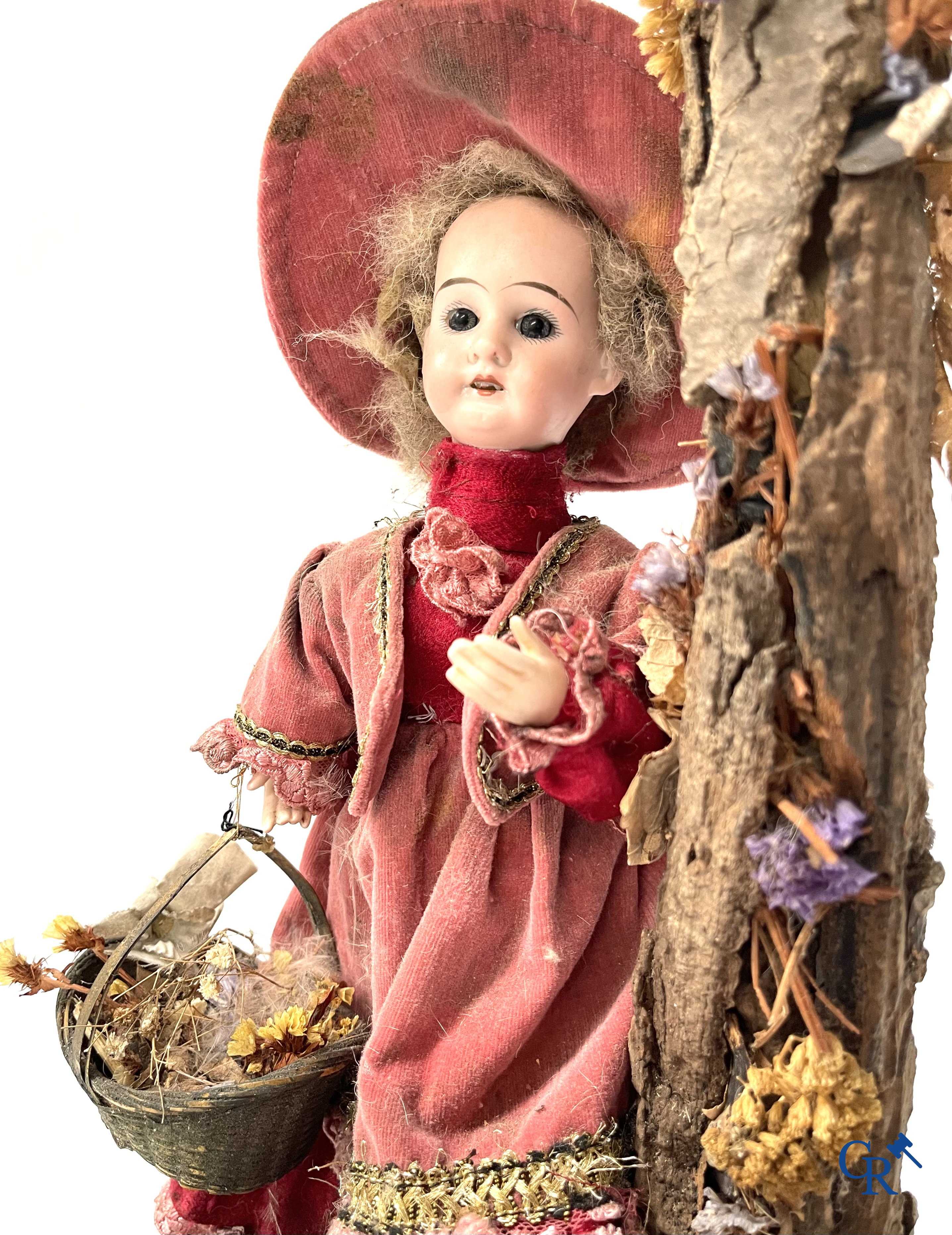 Un automate dans le gout de Phalibois, avec de la musique, la tête et les mains en porcelaine et en mouvement. Vers 1900.