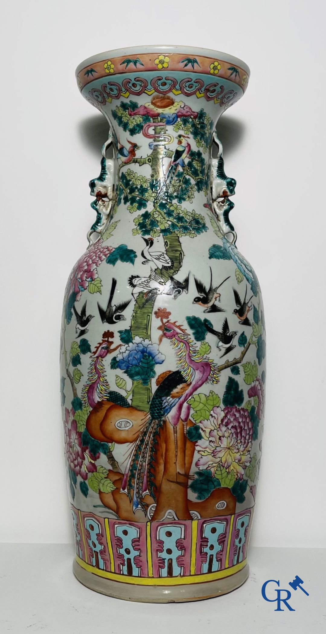 Art Asiatique : Vase en porcelaine chinois de la famille rose avec un décor d'oiseaux et de pivoines. 19ème siècle.