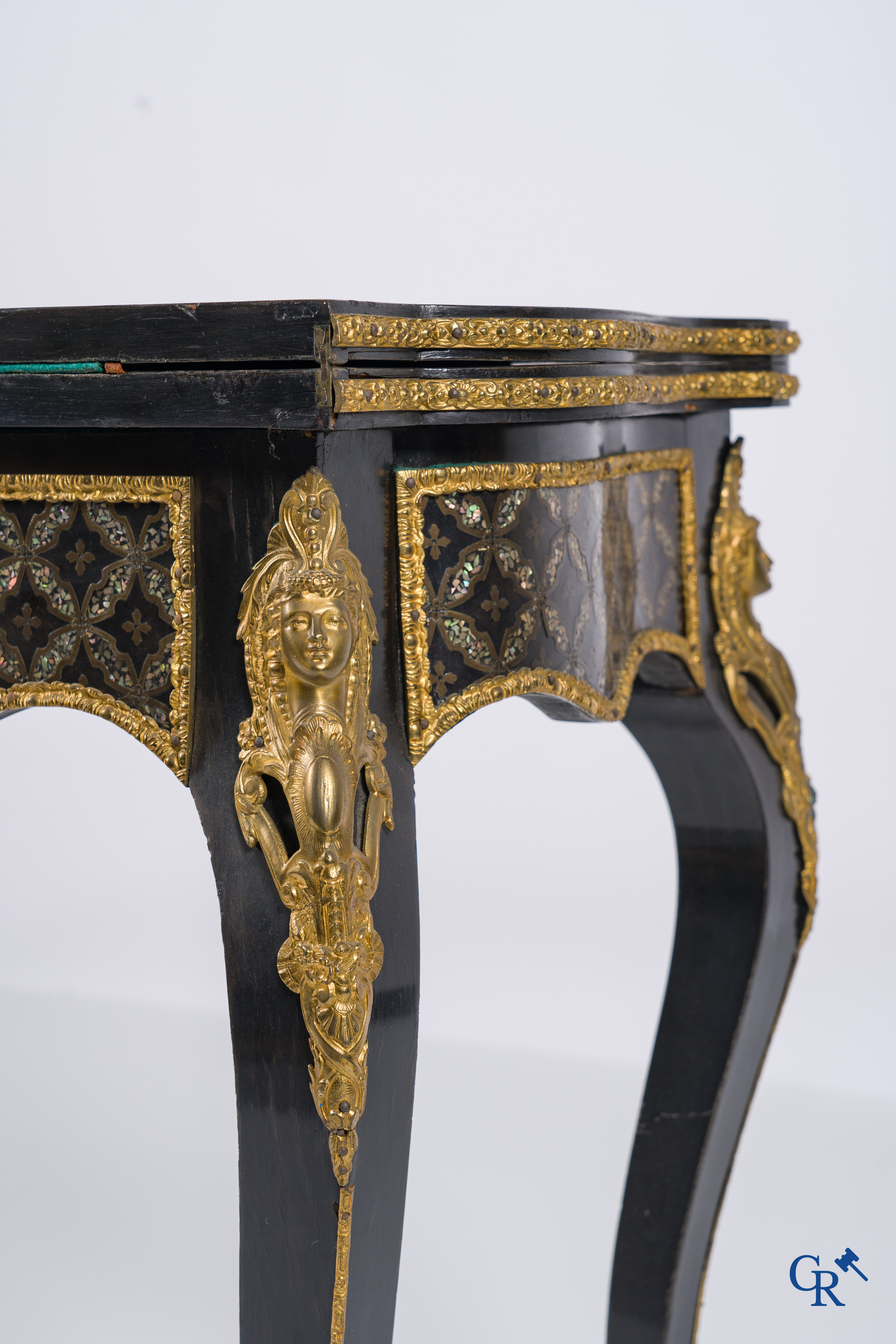 Une table à jeu avec des bronzes finement ciselés et dorés avec du marquetterie de cuivre et de nacre. Circa 1880.