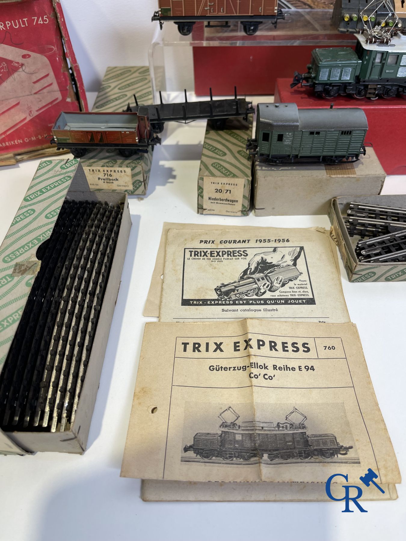 Old toys: Trix Germany, Trix Express, beautiful lot with locomotive, wagons, large lot of rails and accessories.