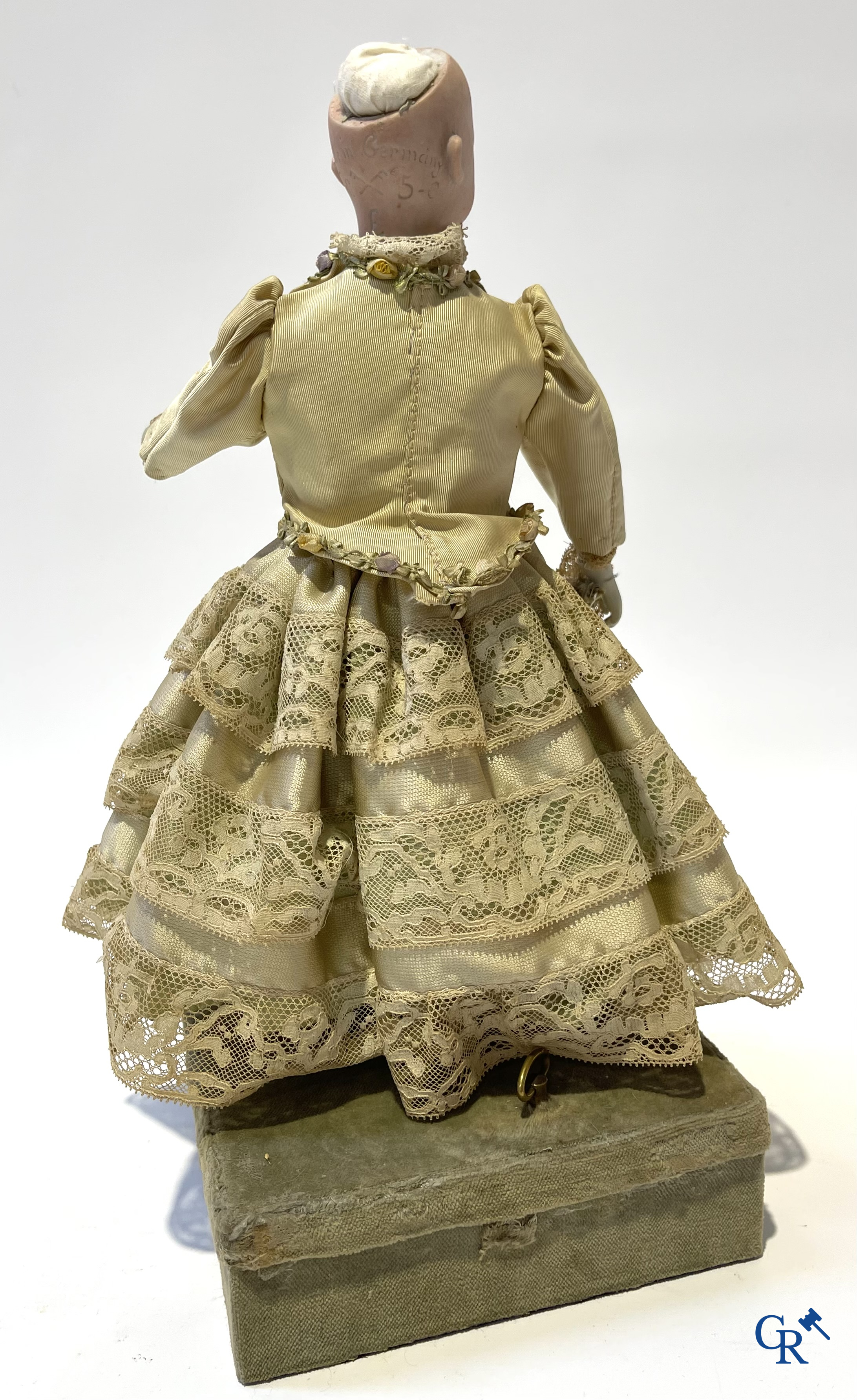 Jouets anciens, 2 poupées anciennes avec tête en porcelaine et un ancien automatique avec musique. Marqué.