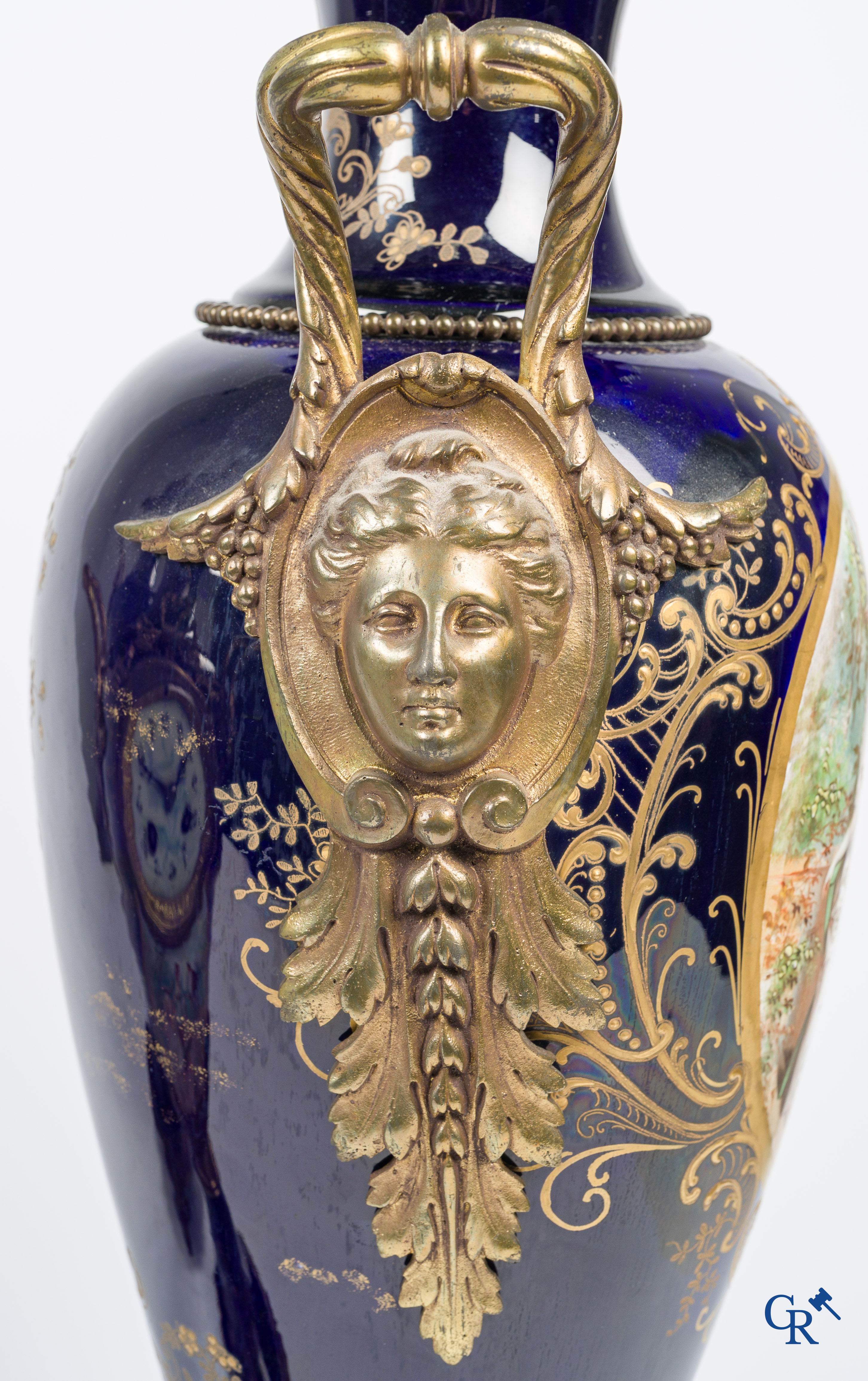 Sèvres, grande garniture de cheminée en porcelaine de Sèvres et montures en bronze. Travail français vers 1900.