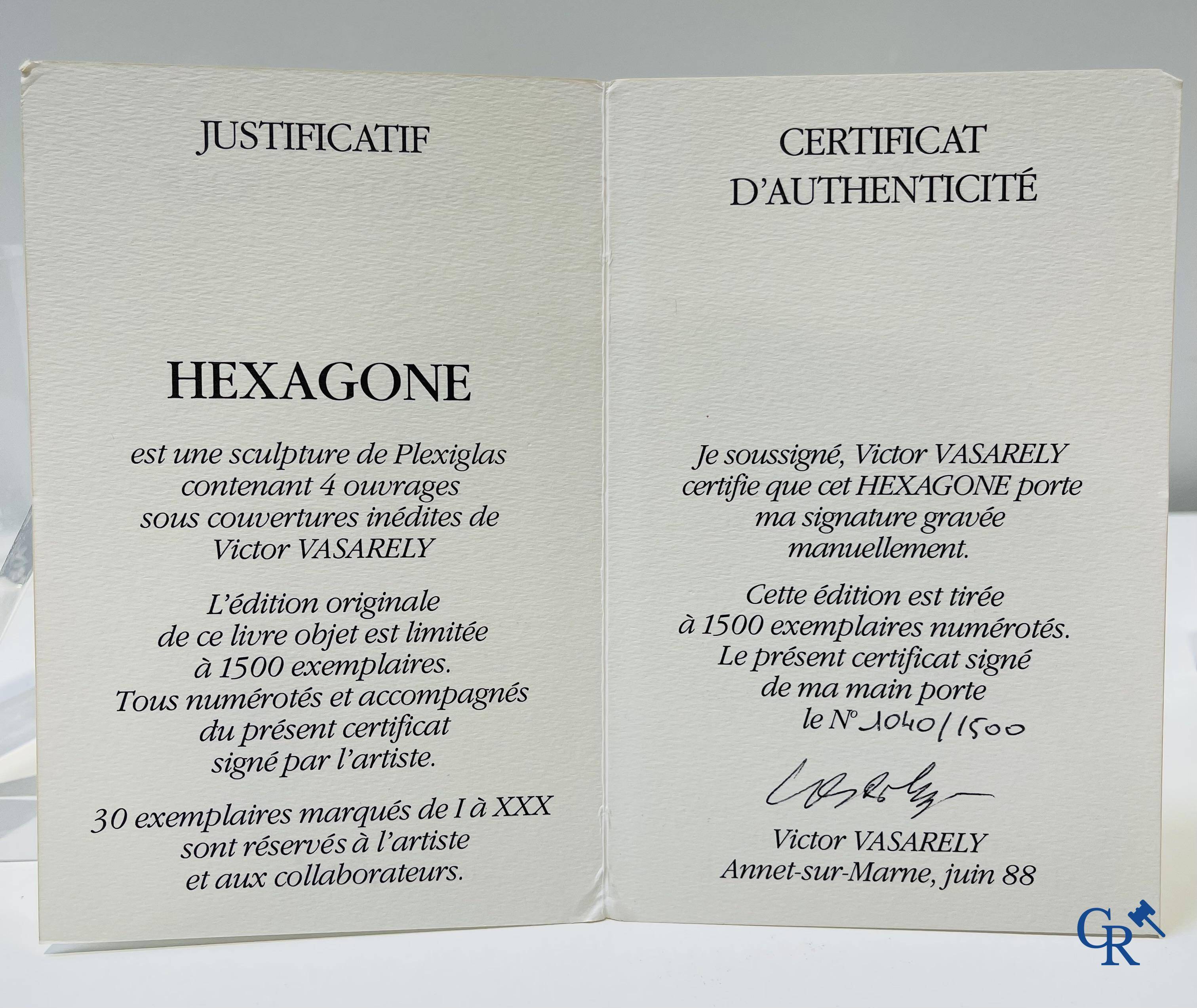 Victor Vasarely (1906-1997) Hexagone 1988, 4 livres en plexiglas, avec certificat d'authenticité. 1040/1500.