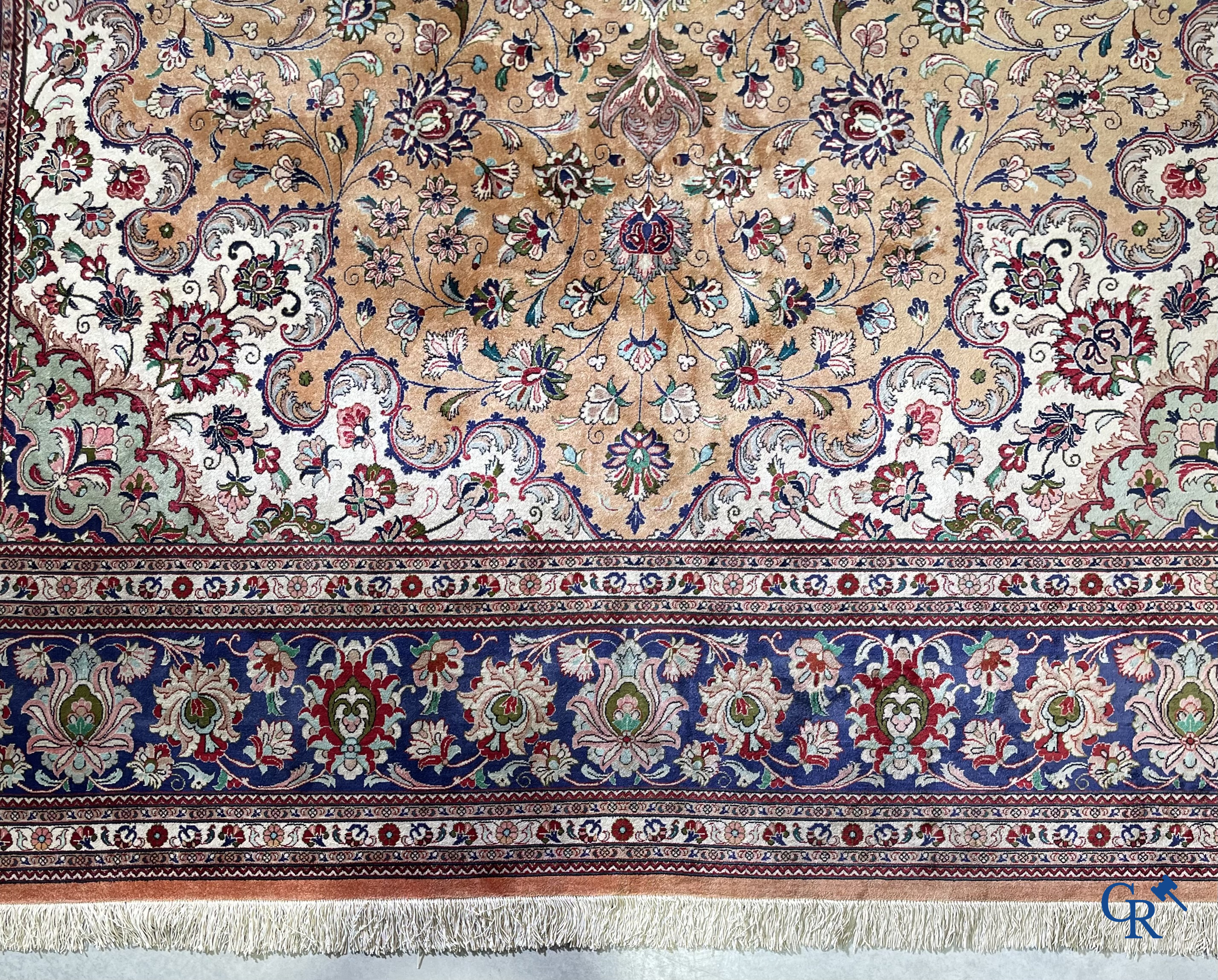 Tapis d'Orient: Ghoum, Iran. Exceptionnel tapis noué à la main en soie.