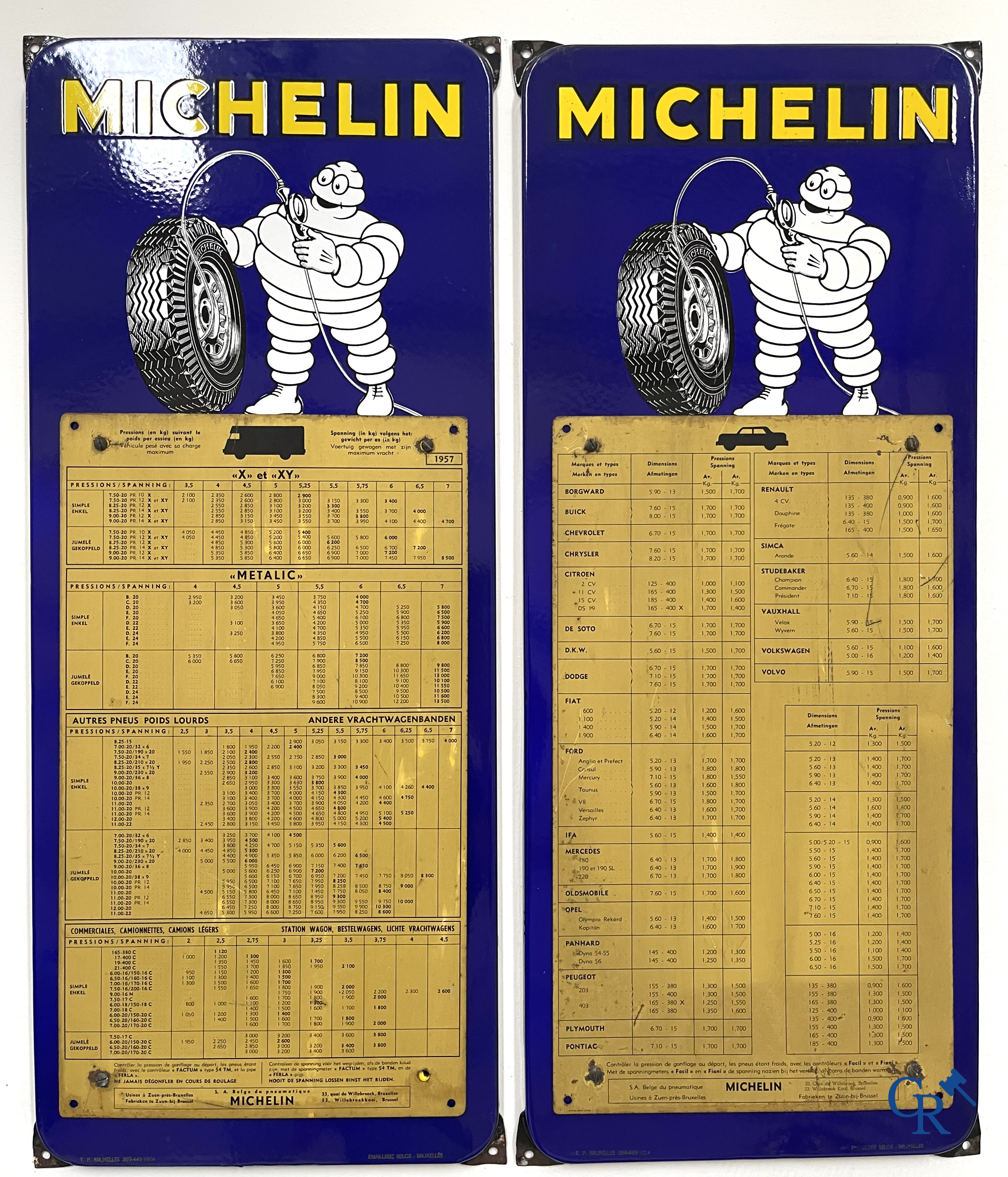 Michelin, een paar emaille borden met bandendruk paneel in blik voor auto en vrachtwagen. Emaillerie Belge 1954.