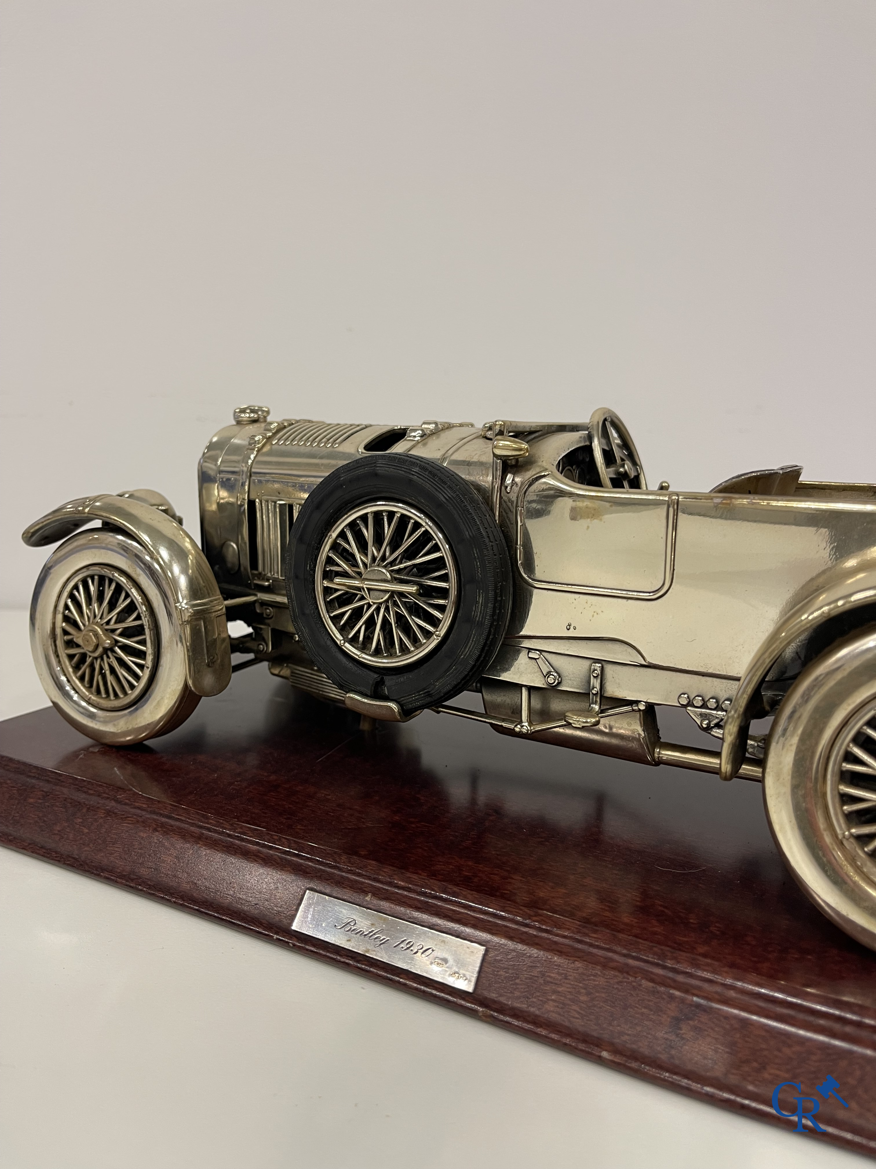 Bentley, een uitzonderlijk fijn gedetailleerd sterling zilveren 925°/00 schaalmodel van een 30 er jaren Bentley.