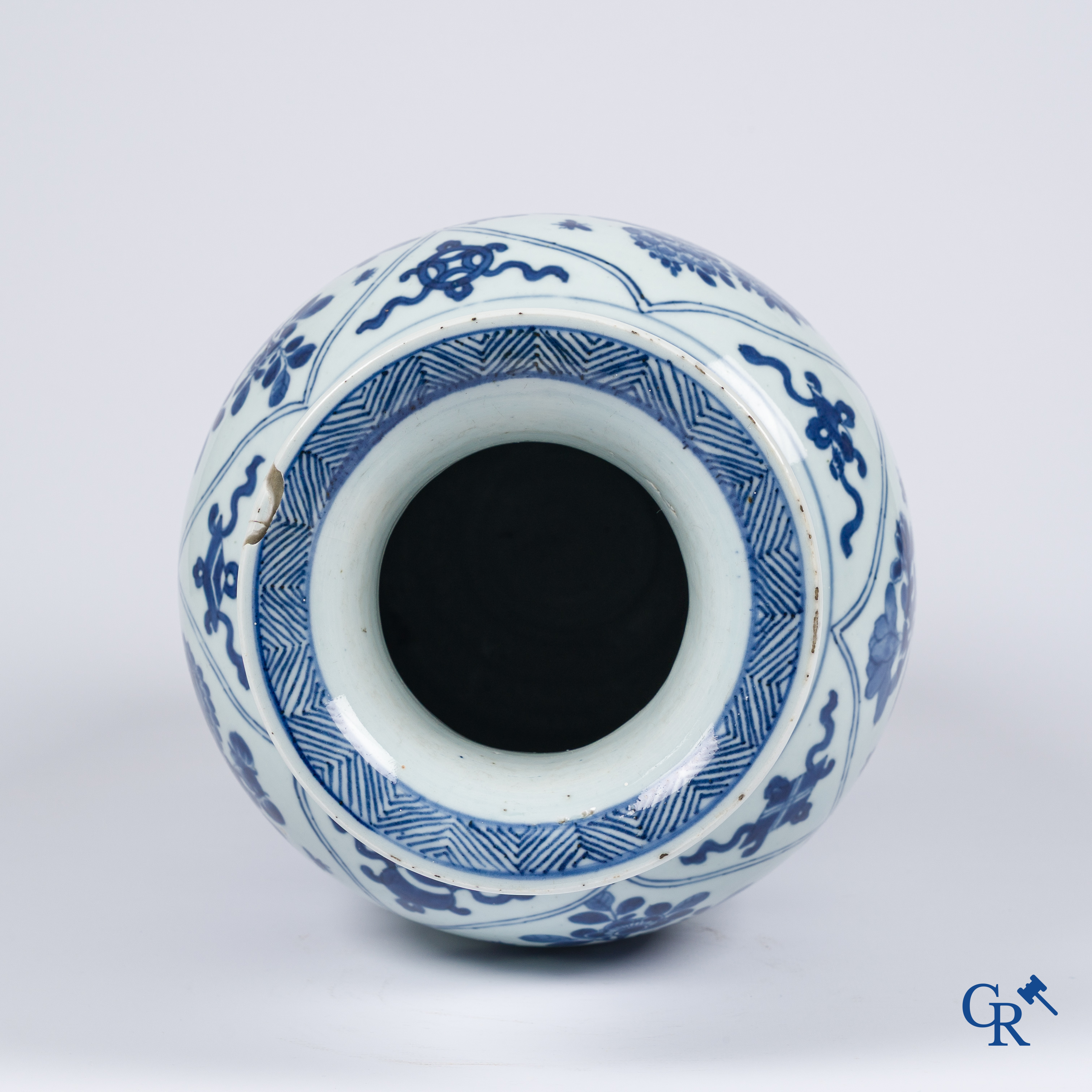 Aziatica, Chinees porselein. Een grote Chinese blauw-wit "rouleau" vaas. Kangxi. Gemerkt.