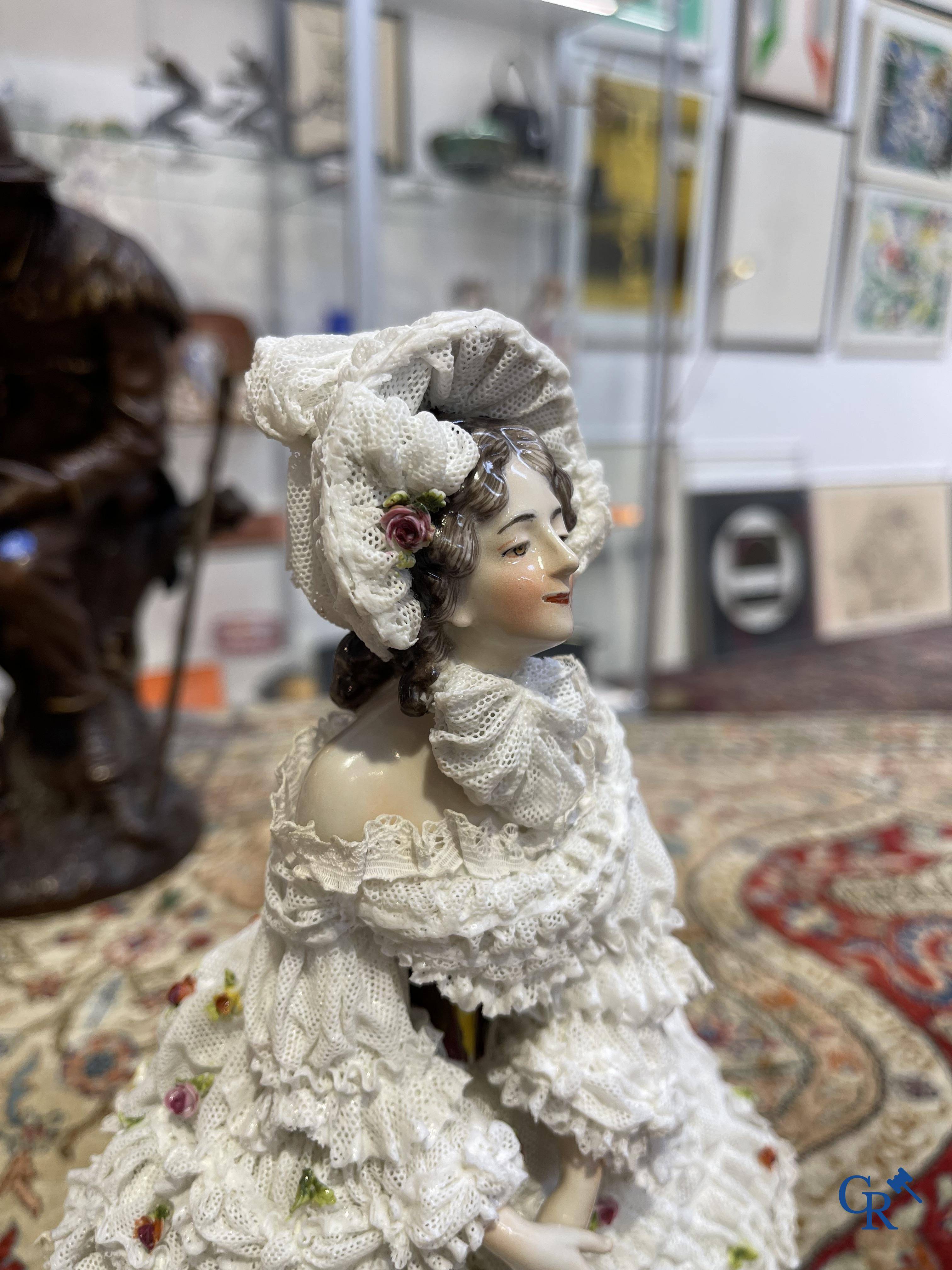 Volkstedt Rudolstadt: Porcelaine en dentelle. Grand statue d'une dame élégante dans une robe belle-époque.