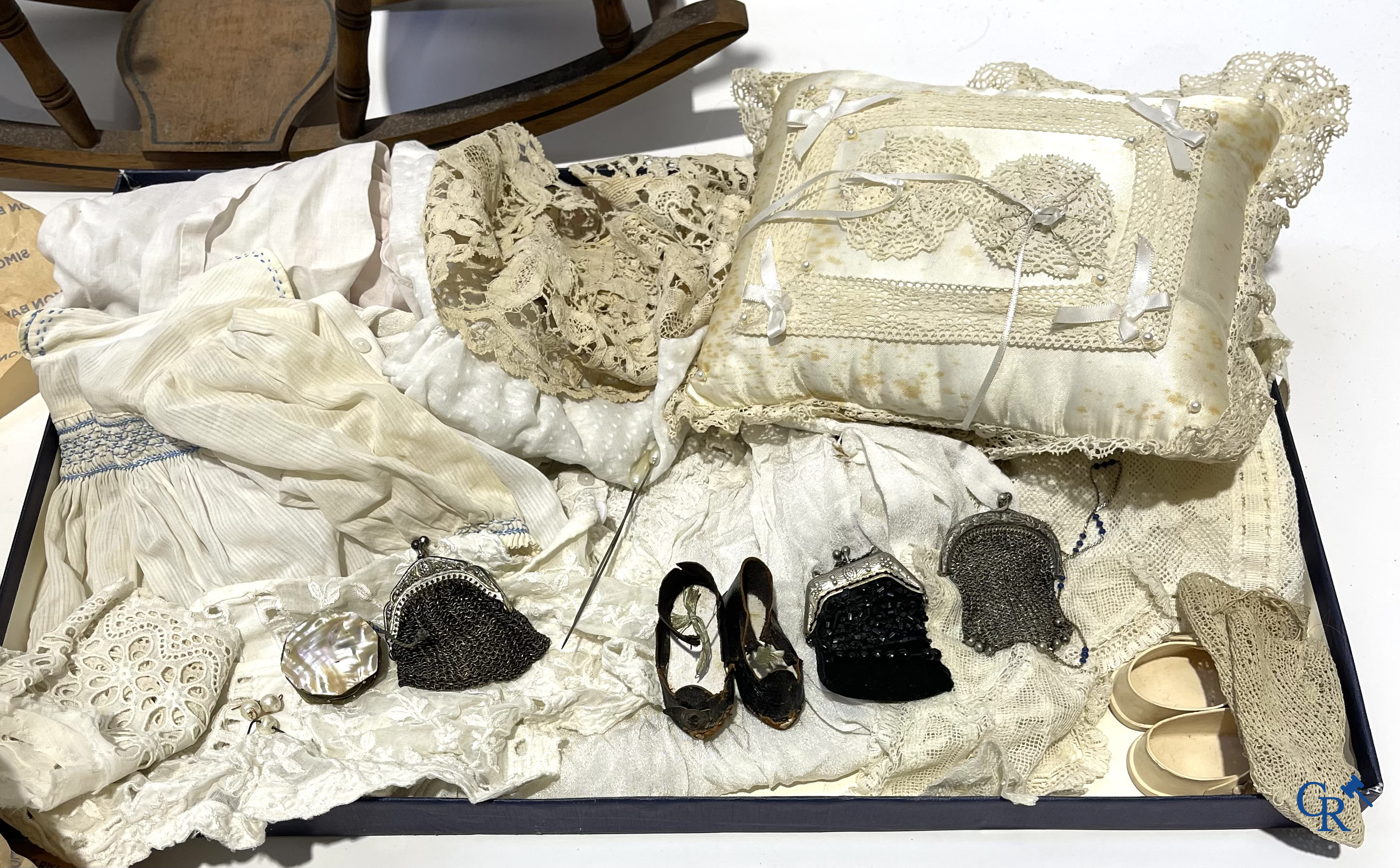 Vieux jouets, lot de 4 poupées anciennes avec tête en porcelaine, attributs de poupée, vêtements et autres.