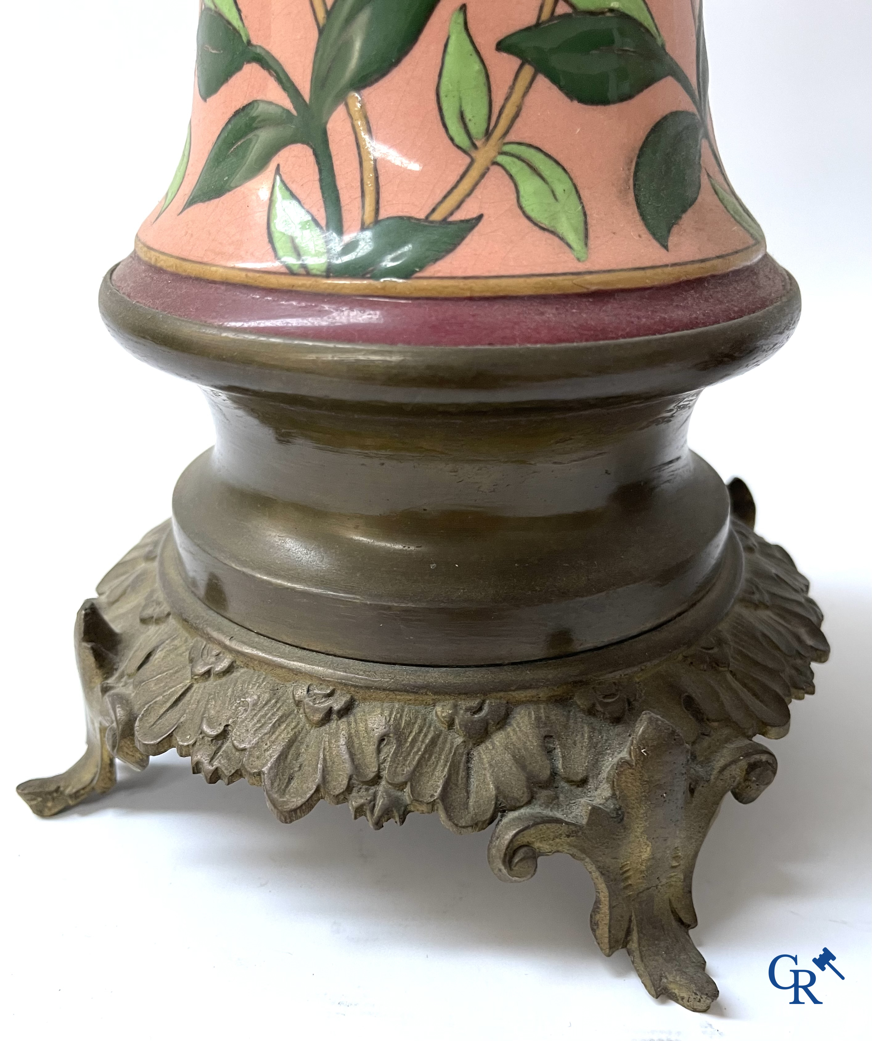 Une importante garniture de cheminée en faïence émaillée et bronze. Art nouveau. Vers 1900.