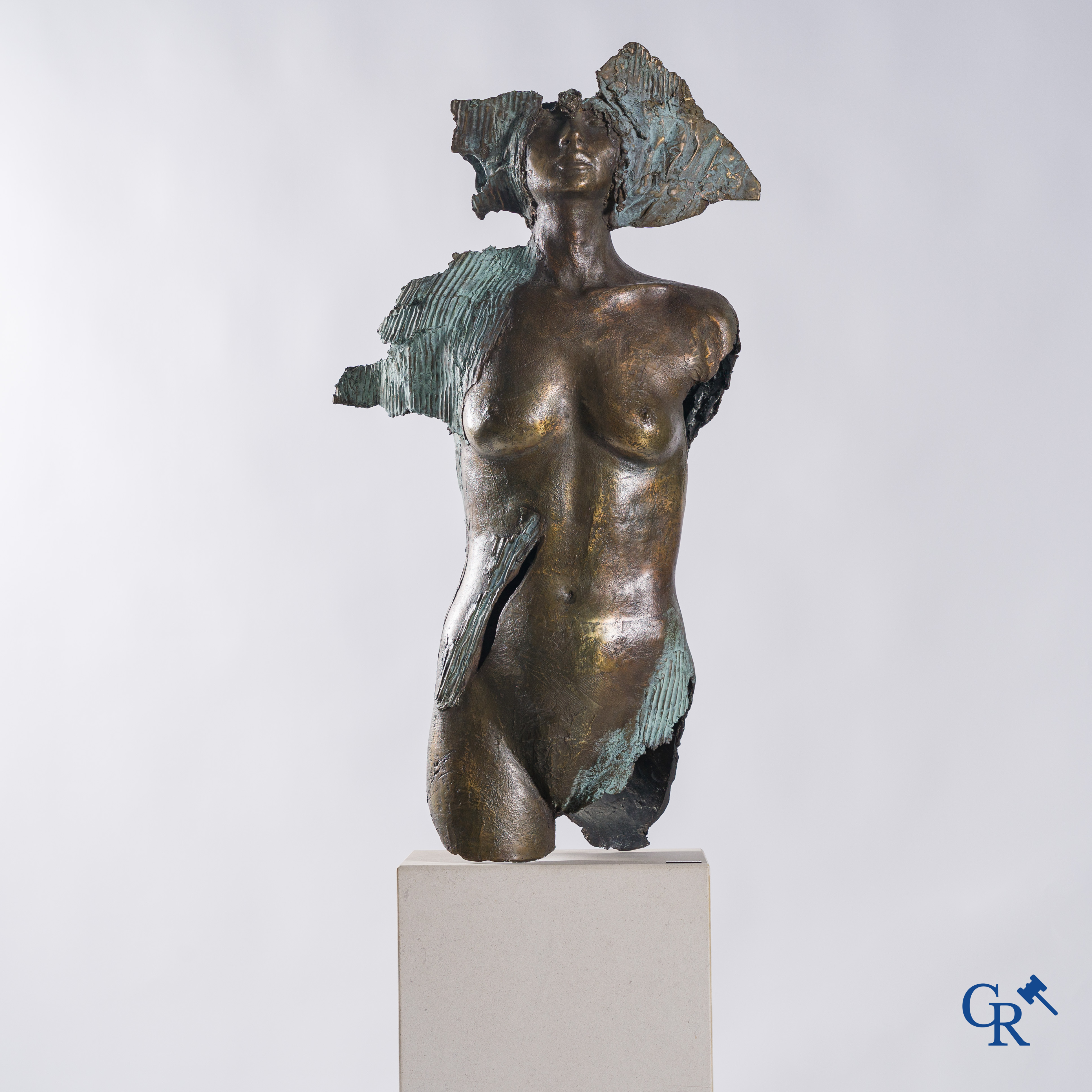 Inge Dewilde (1957) (*) Torse en bronze d'une femme sur un socle en pierre blanche.