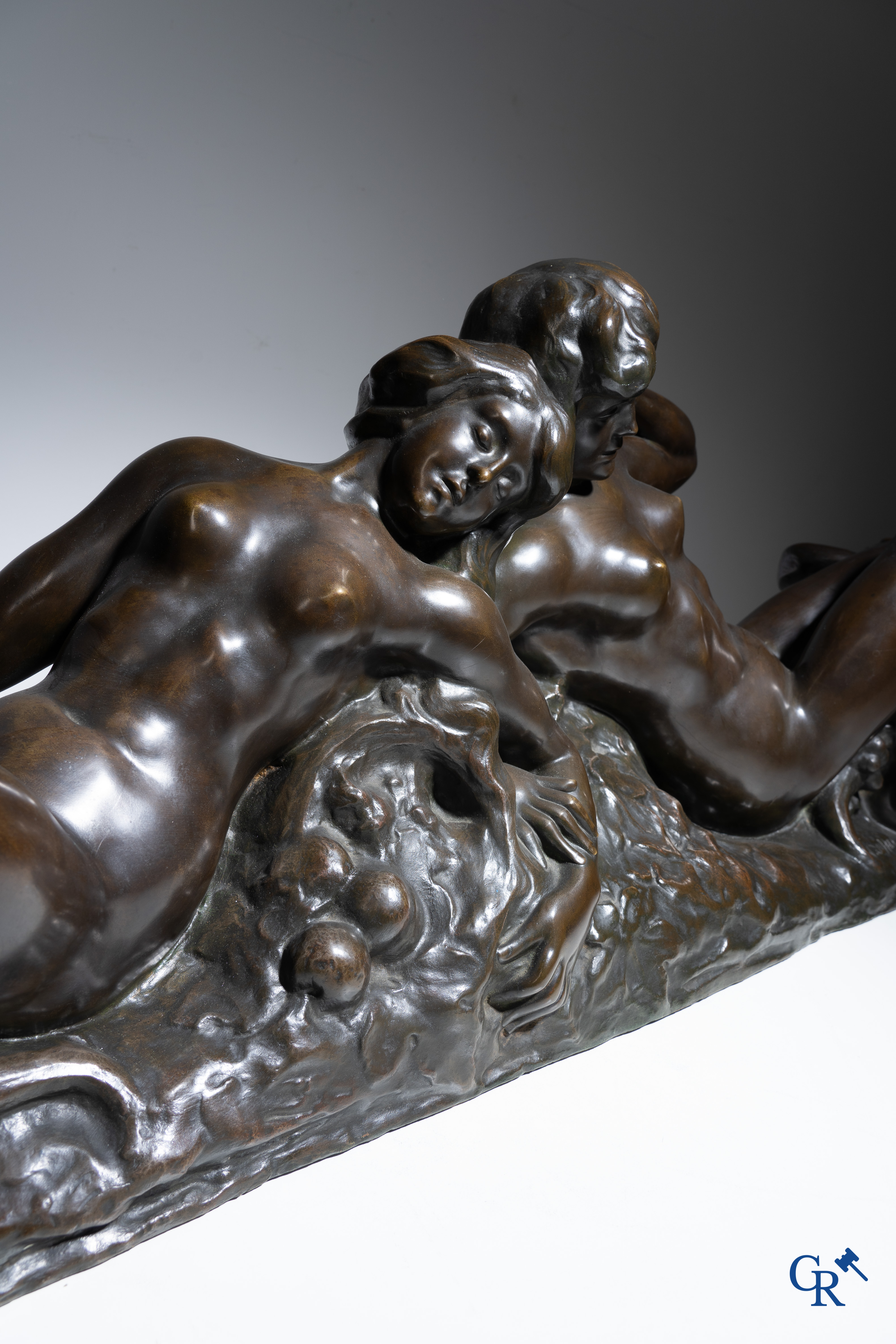 Victor De Haen (1866-1934) Imposant bronzen beeld, 2 vrouwen met hoorn des overvloeds. Gieterij J. Petermann Brussel.