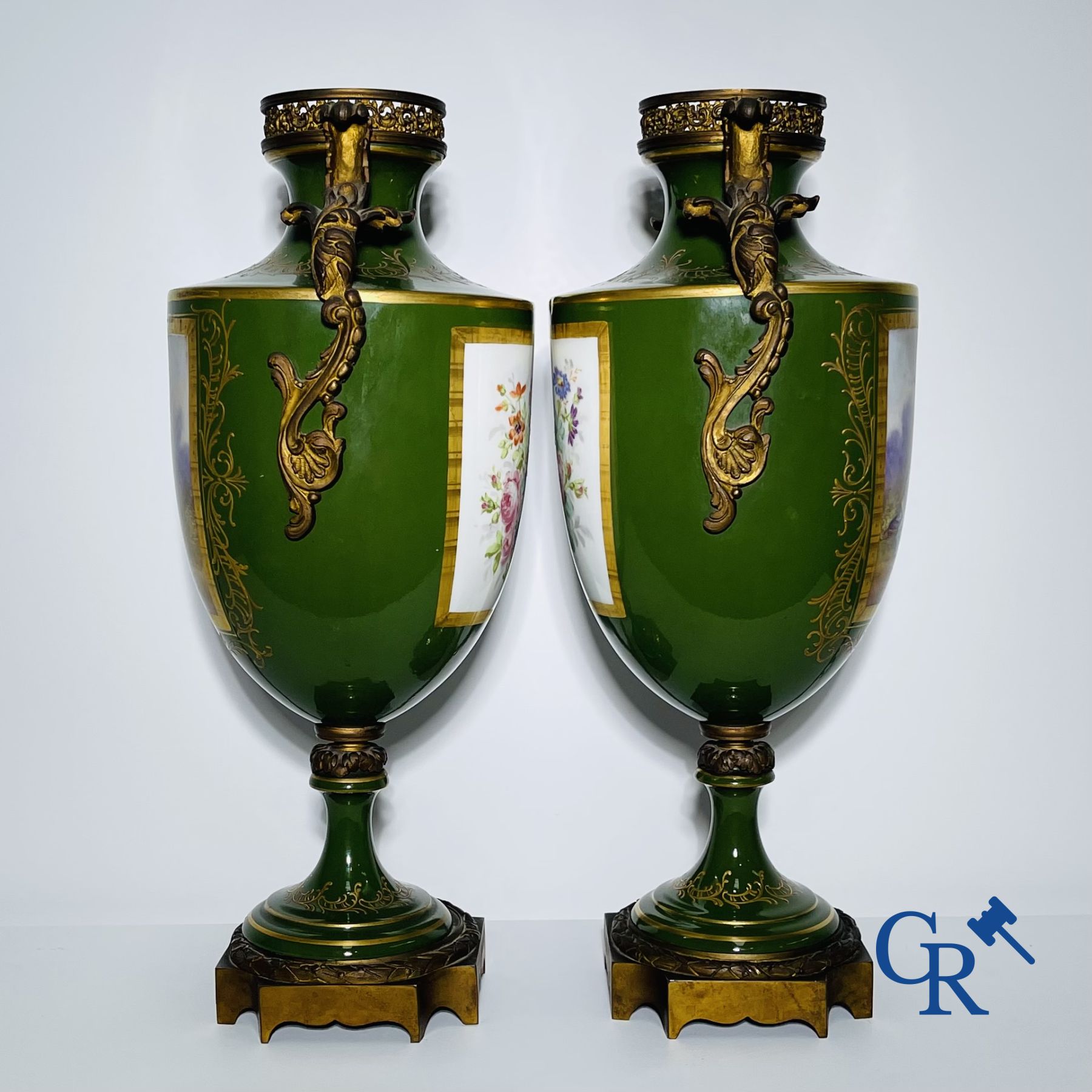 Sèvres: Paire de vases en porcelaine de Sevres et bronze. Signé Leduc.