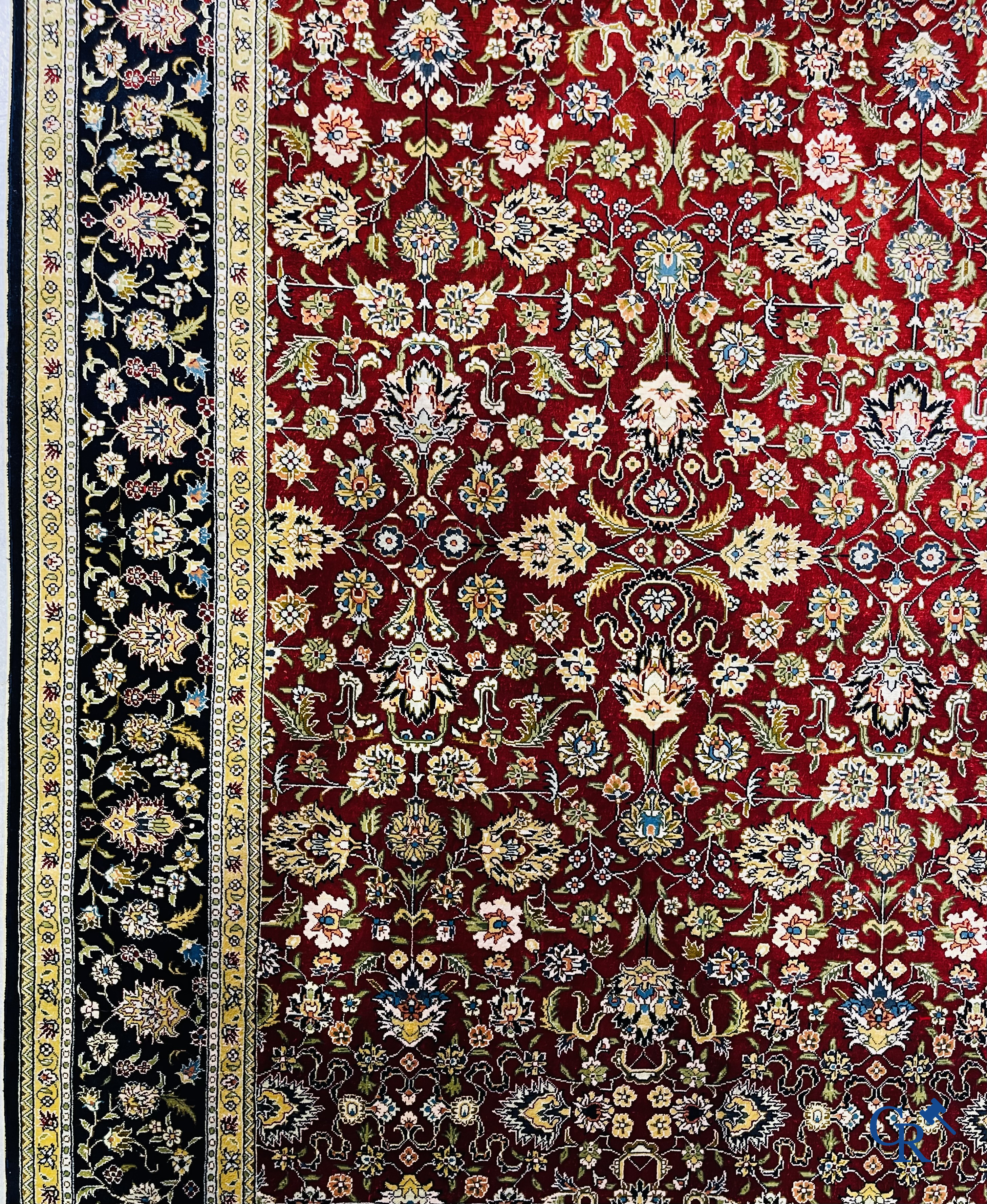 Tapis d'Orient: Iran, un tapis persan en soie noué à la main avec un décor floral.