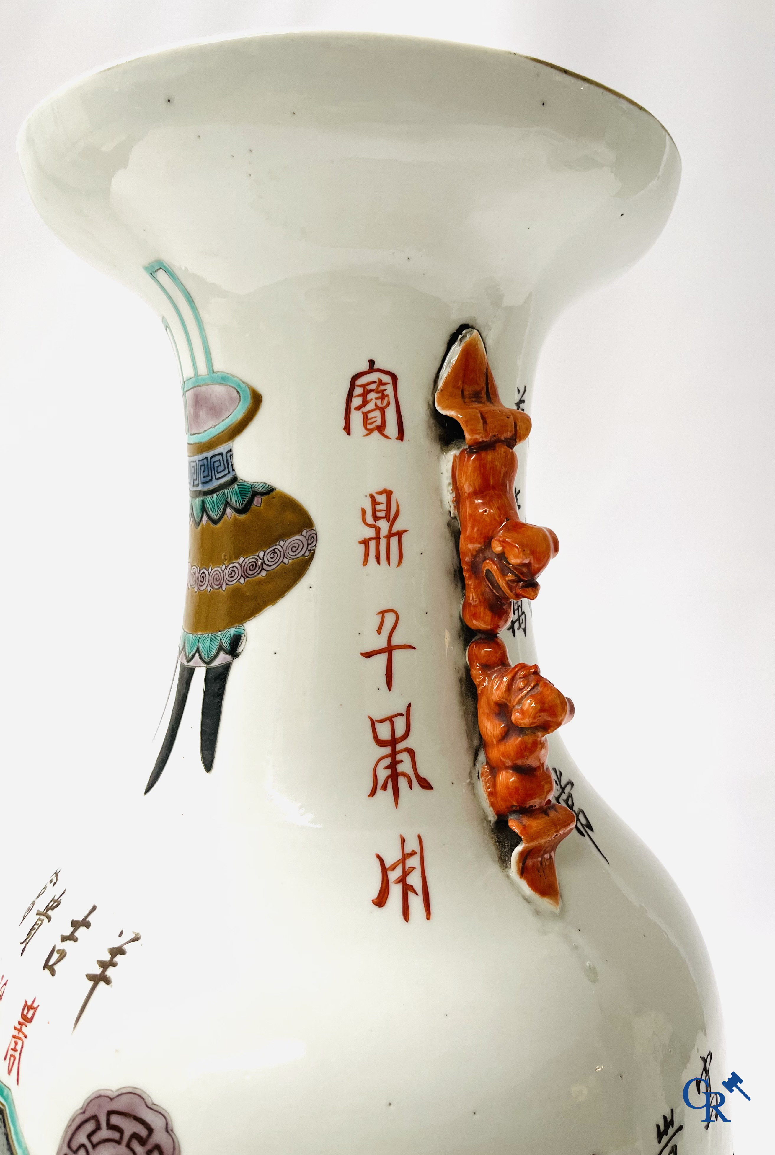 Aziatica, 2 Chinese famille rose vazen gedecoreerd met antiquiteiten en een kalligrafische tekst. 19e eeuw.