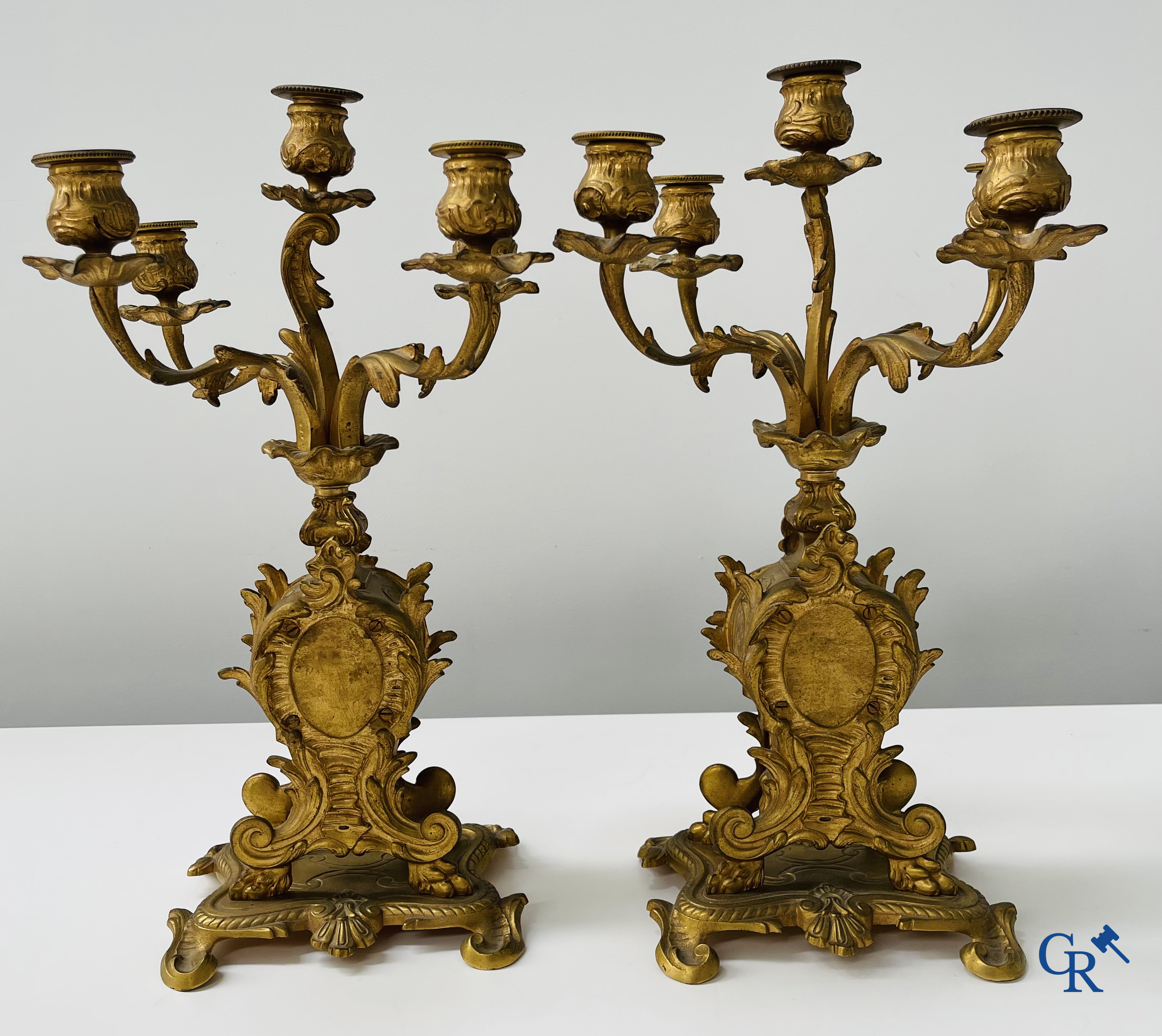 Garniture de cheminée en bronze doré. Cadran en bronze avec chiffres romains émaillés. Style LXV. Vers 1900.