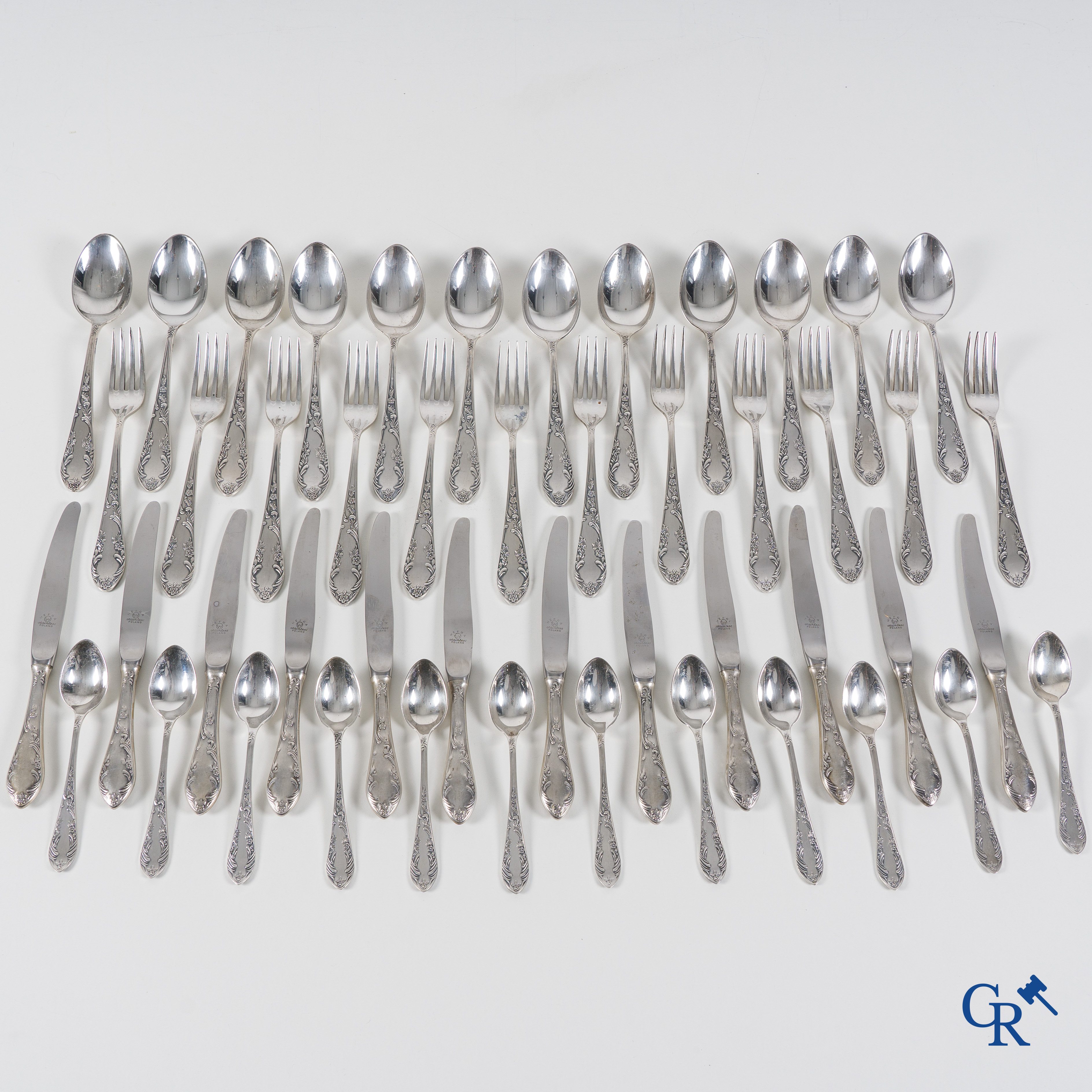 Silver: A lot with silver cutlery (800°/00).