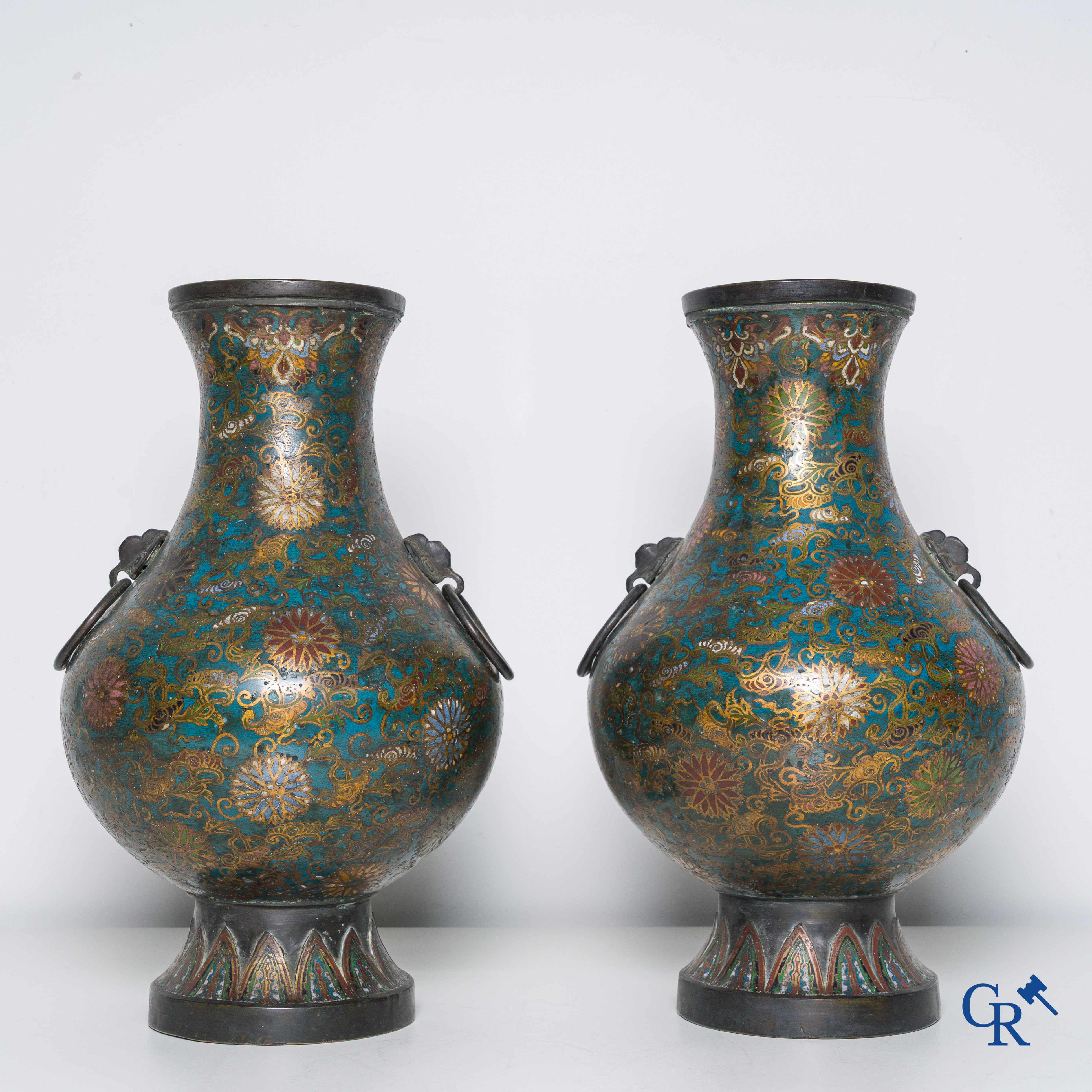 Art Asiatique, une paire de vases chinois en cloisonné. Marqué.