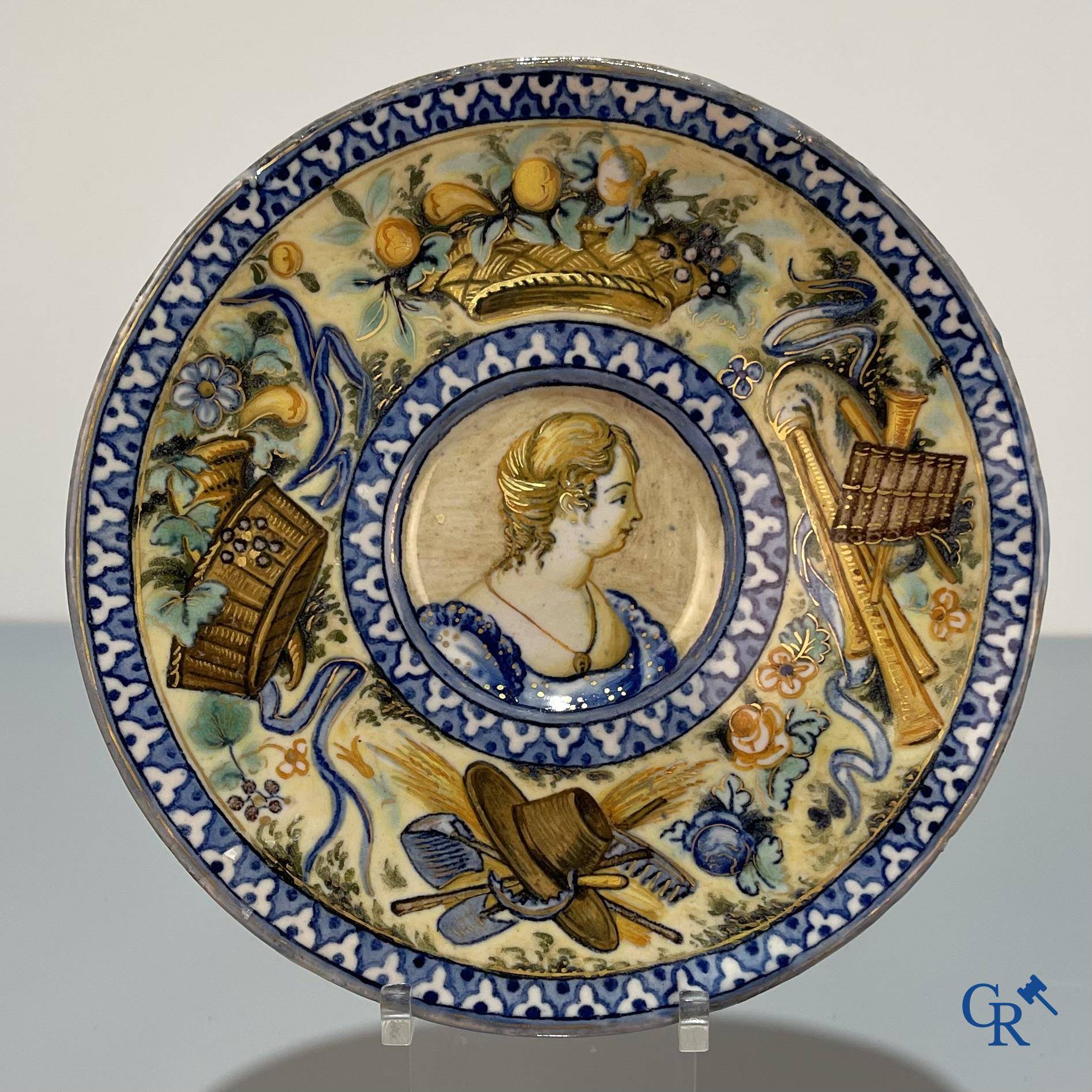 Italiaanse Majolica, een bordje in fijn gedecoreerde Italiaanse faience.