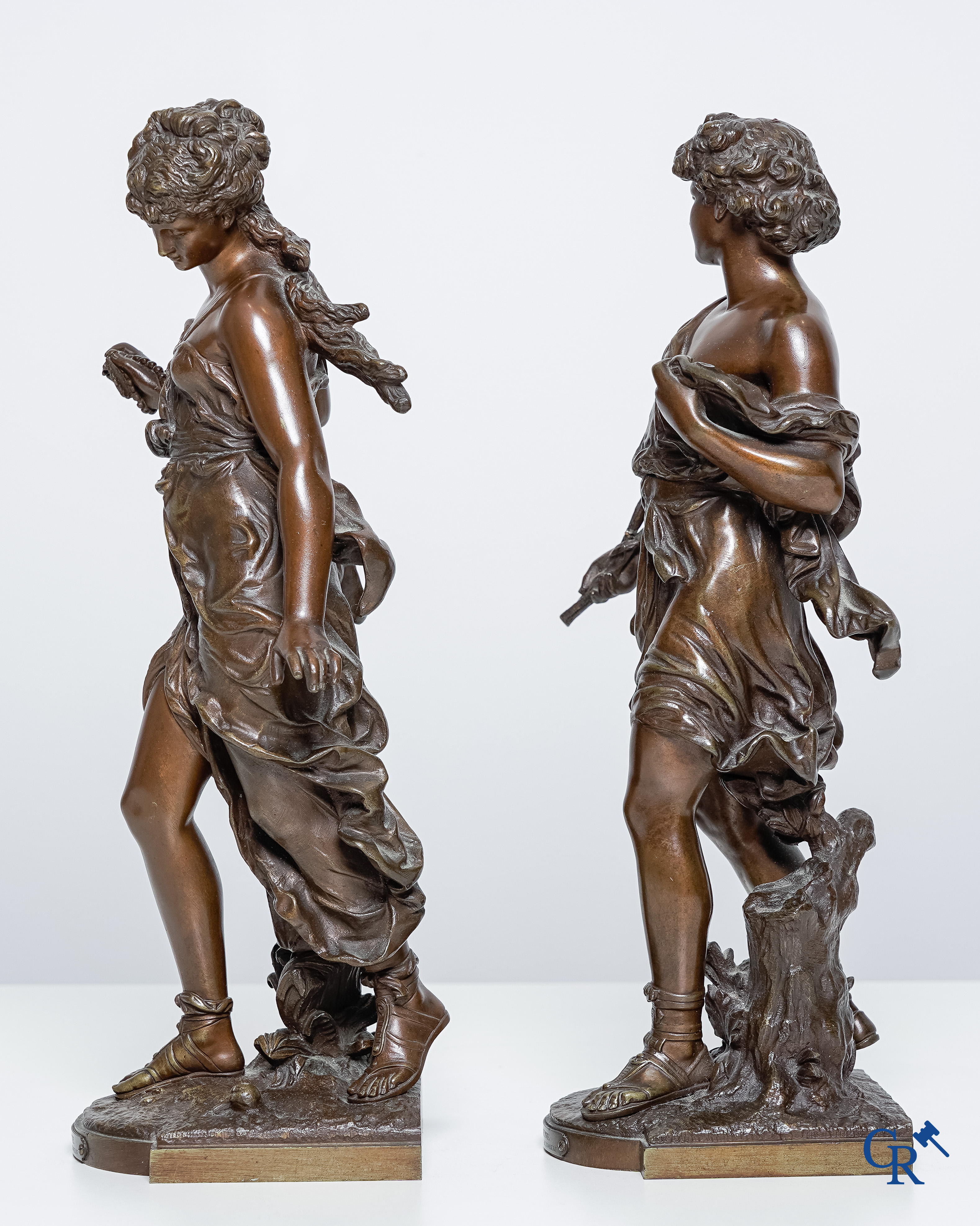 Hippolyte Moreau (1832-1927) Hippomène et Atalante. Paire de statues en bronze à la patine brune.