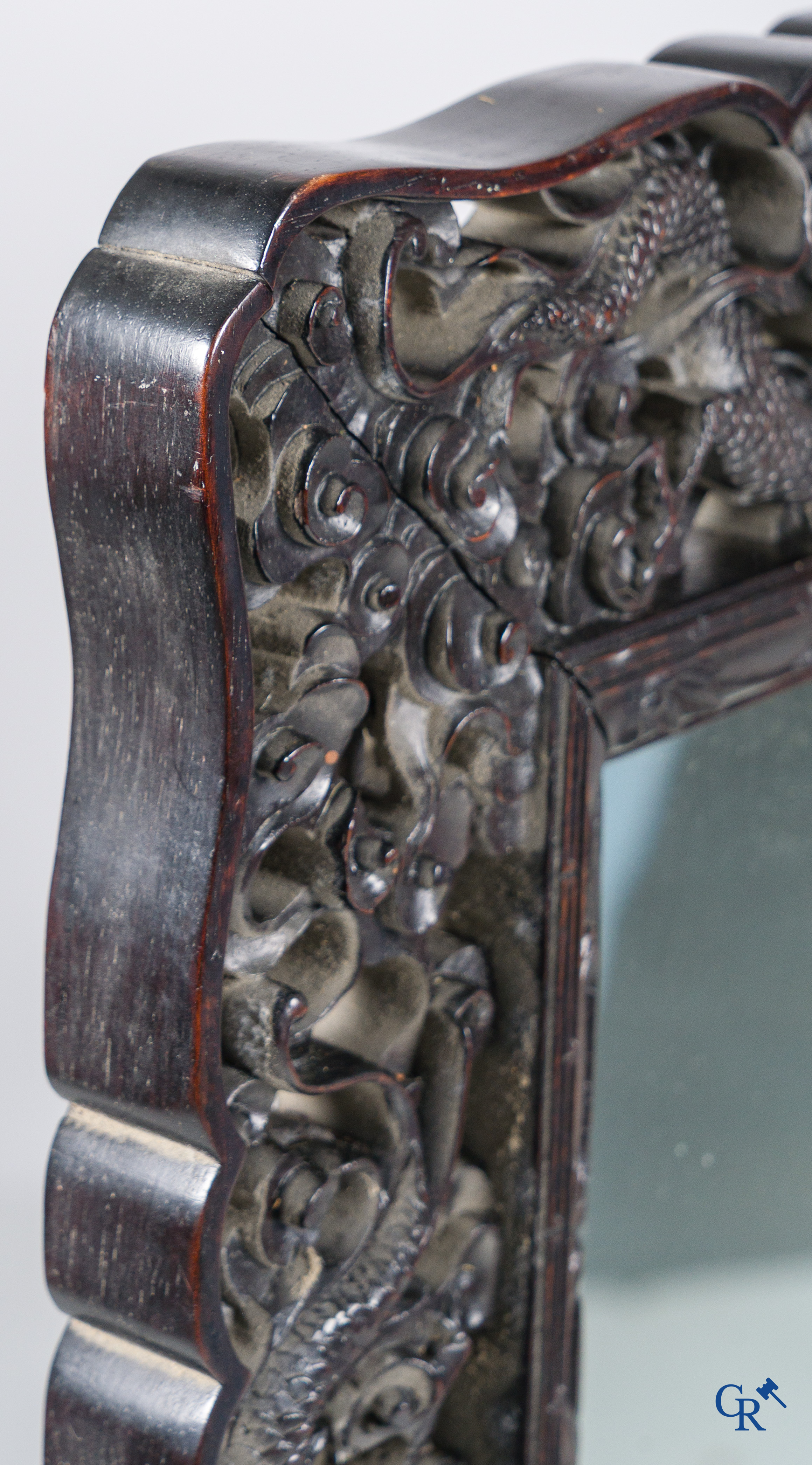 Aziatica, een grote spiegel in gesculpteerd Chinees hardhout. 19e eeuw.