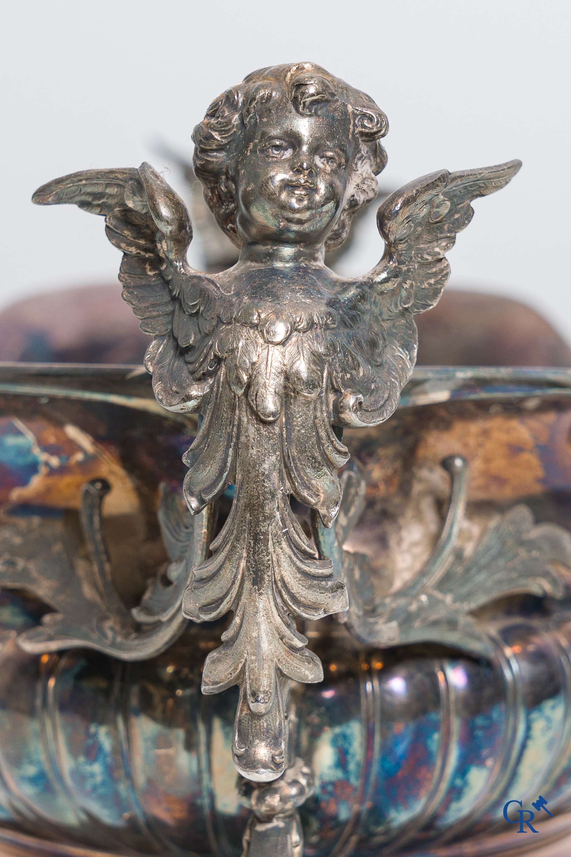 WMF, Milieu de table in silver-plated metal, richly decorated with ram heads and winged angels. LVXI style.