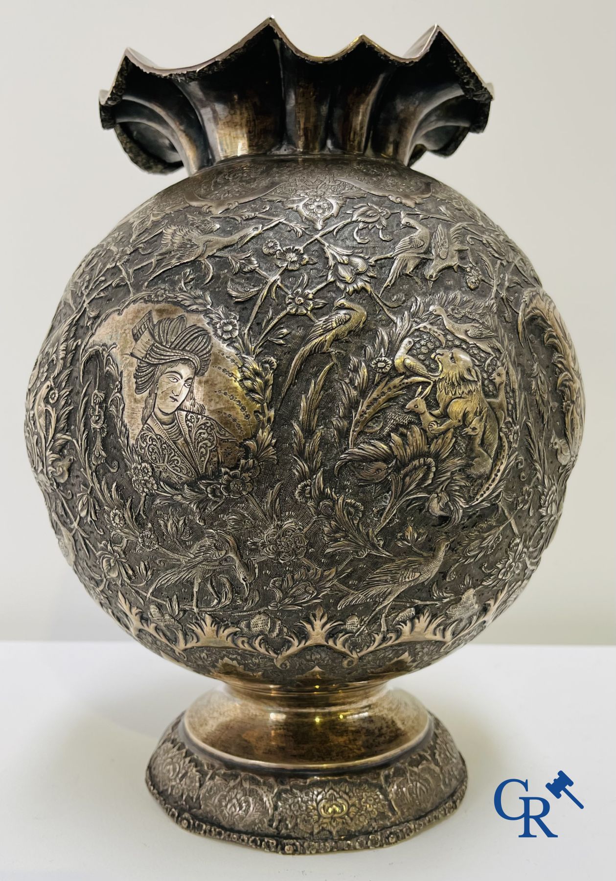 Argent: Vase en argent (Iran?) présentant un fin décor d'oiseaux dans une scène florale, d'animaux de la forêt et de personnages.