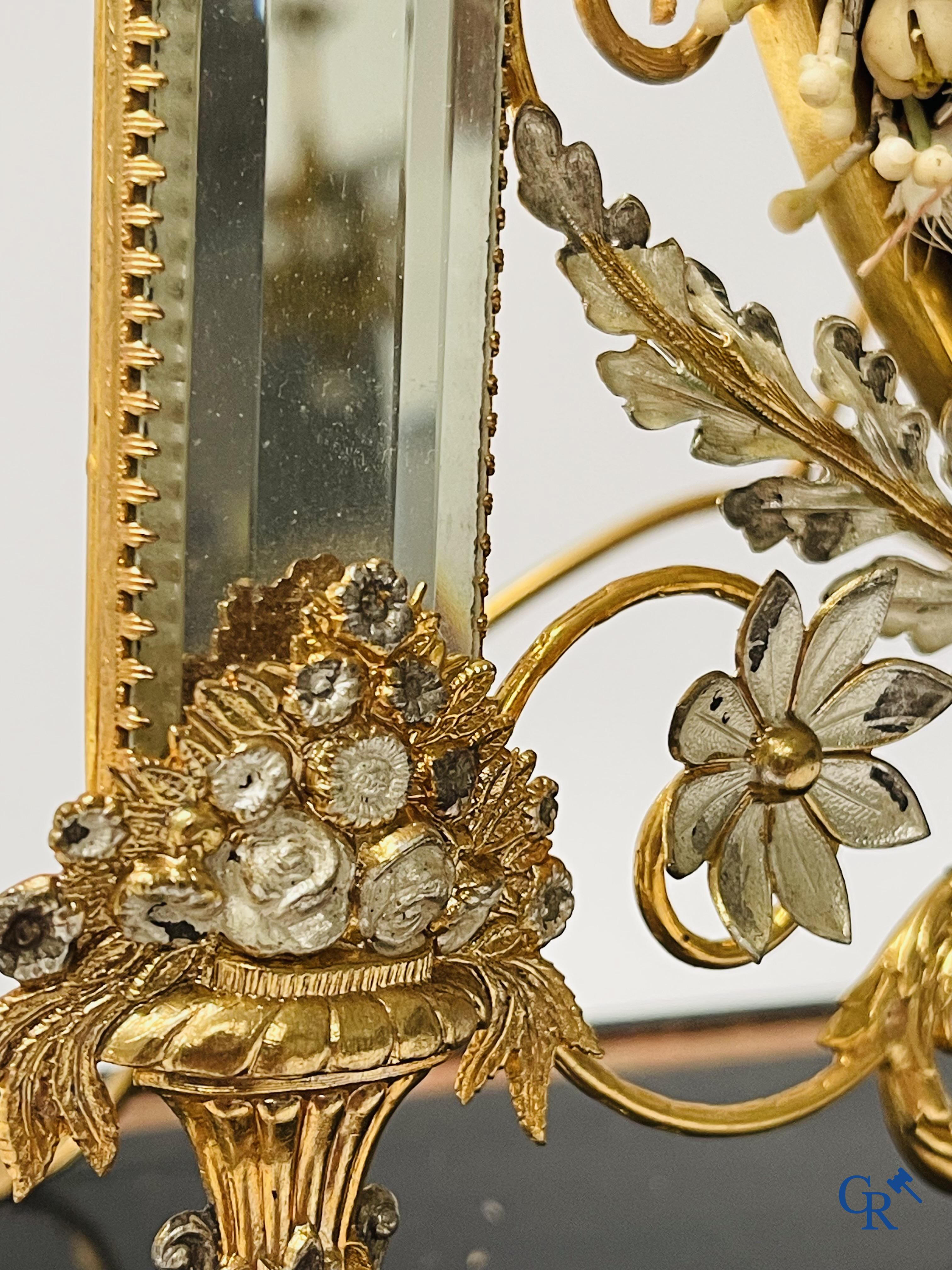 Un exceptionnel globe en verre avec un bouquet de mariée. Miroirs en laiton doré et argenté. Vers 1900.