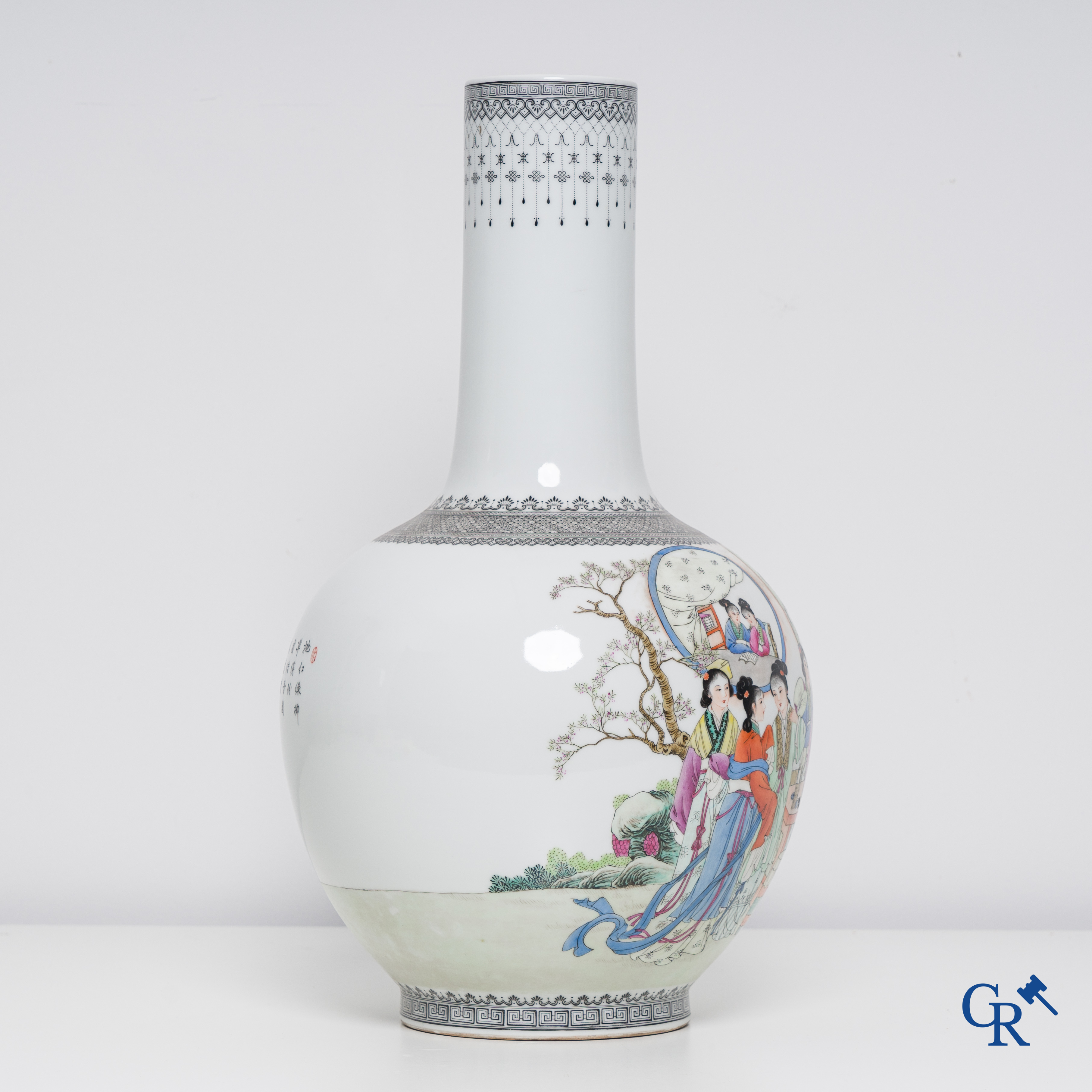 Art Asiatique: Un vase chinois avec des dames dans un jardin.