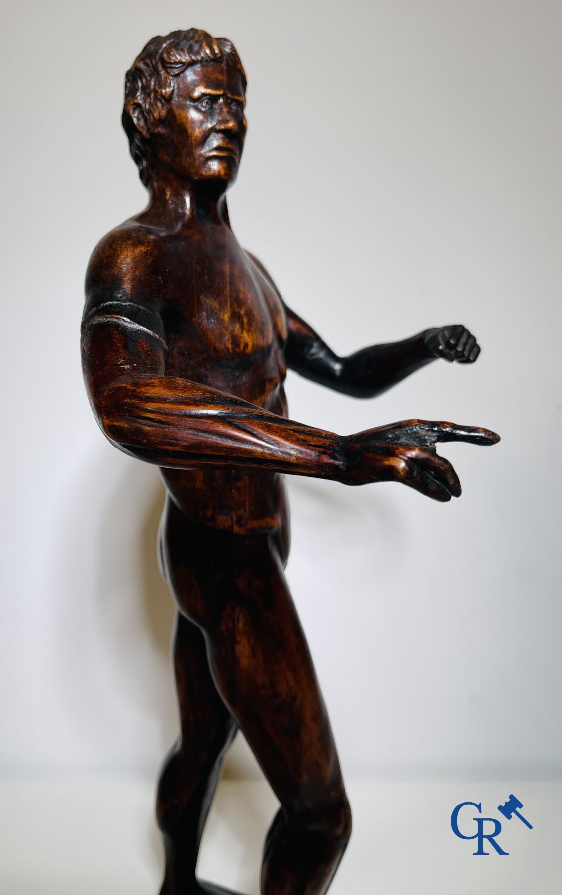 Un modèle d'un homme debout en bois sculpté. Allemagne ou Italie, XVIIIe-XIXe siècle.