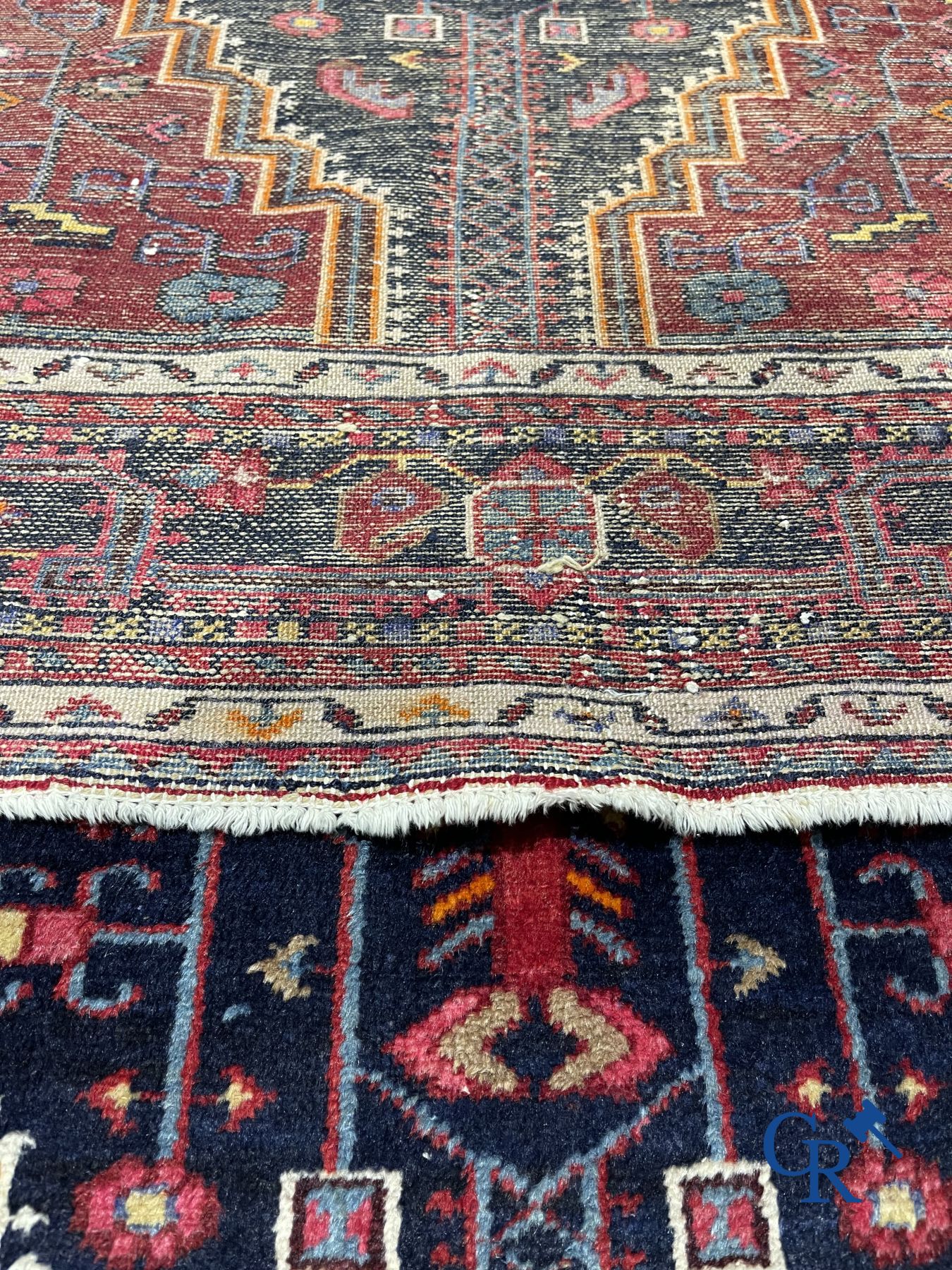 Tapis: Tapis en laine nouée à la main.