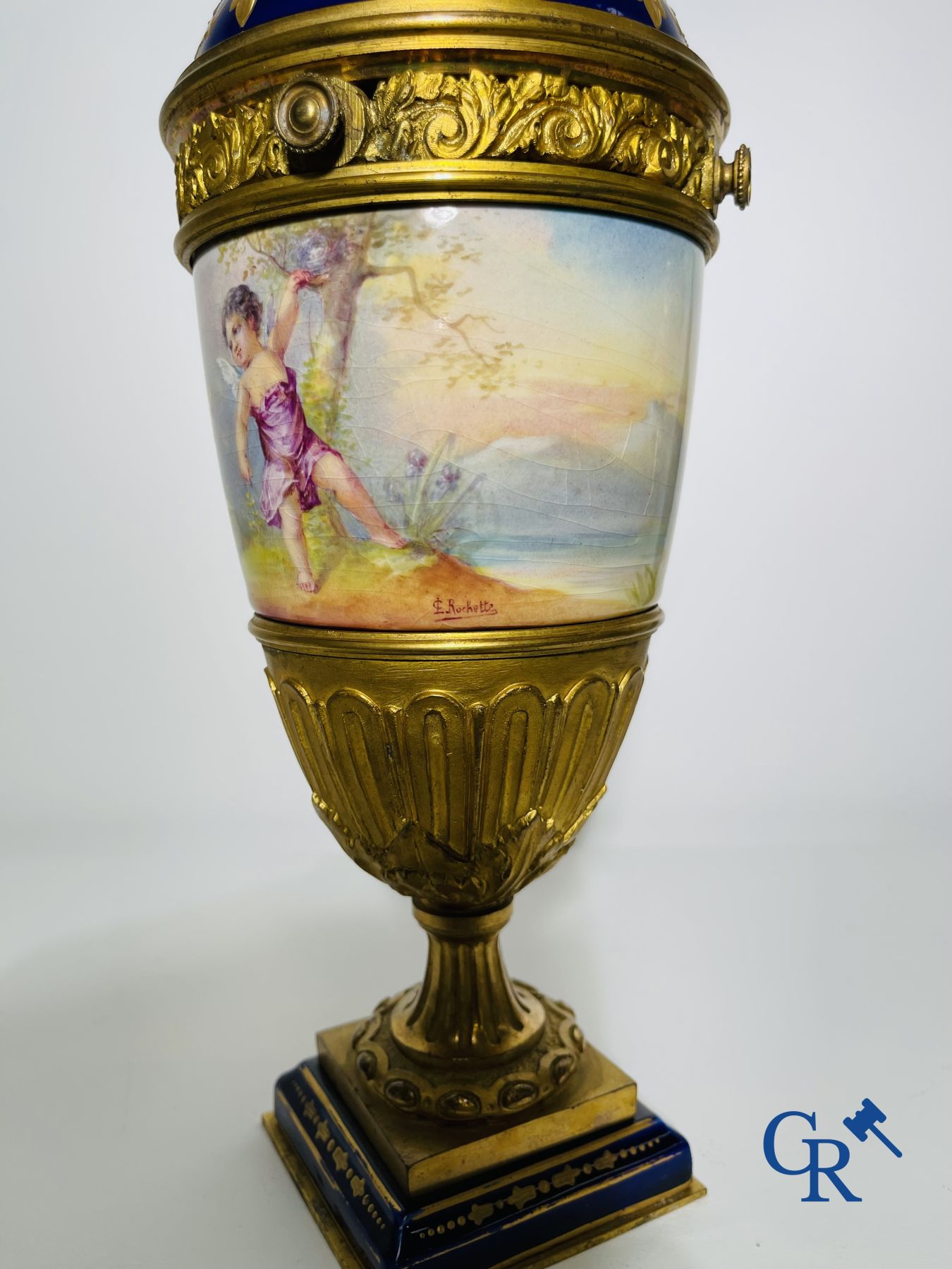 Porcelaine: Sèvres: Paire de vases en porcelaine de Sèvres montés en bronze. Napoleon III.