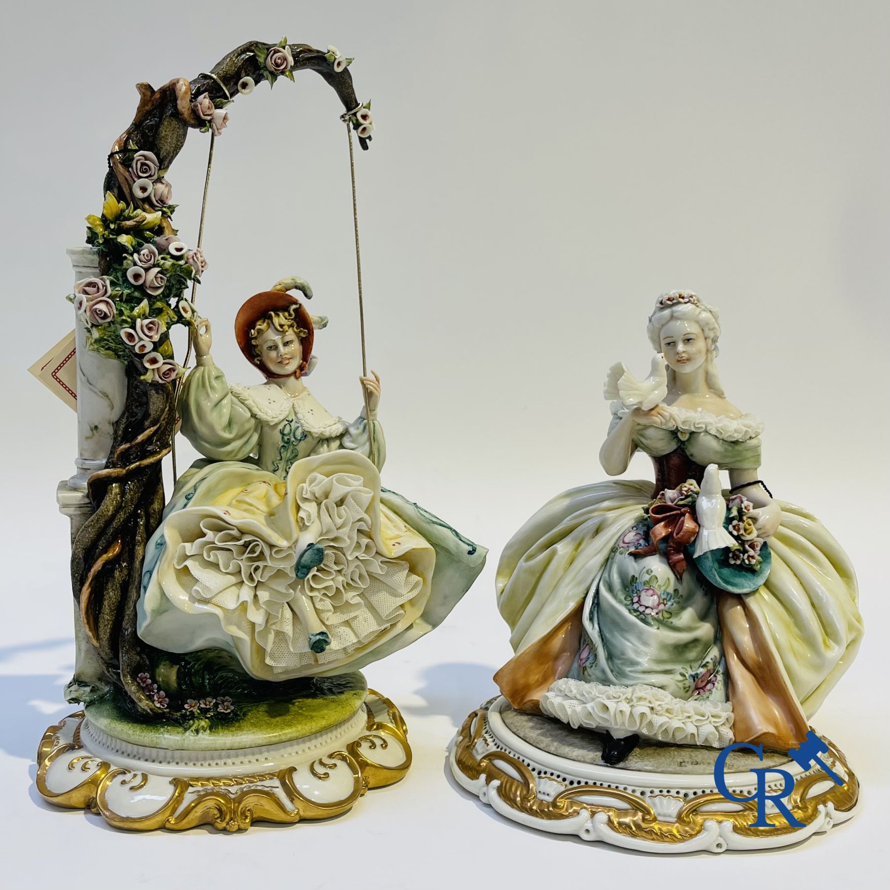 Porcelaine: Capodimonte: 2 groupes en porcelaine italienne avec dentelle.