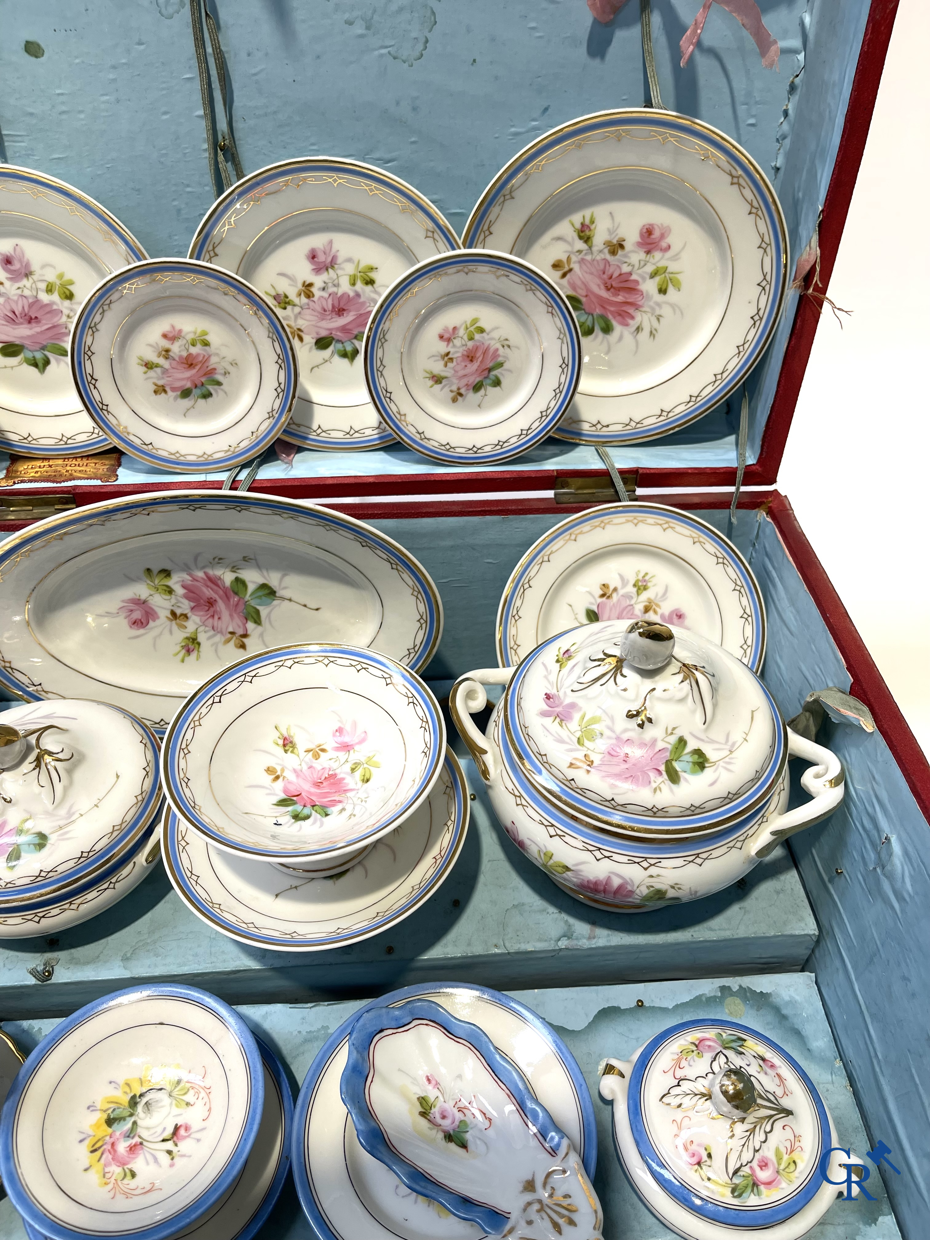 Oud speelgoed, Uitzonderlijk porseleinen poppenservies in originele koffer. Maison Bail, 210, Rue de Rivoli Paris.
