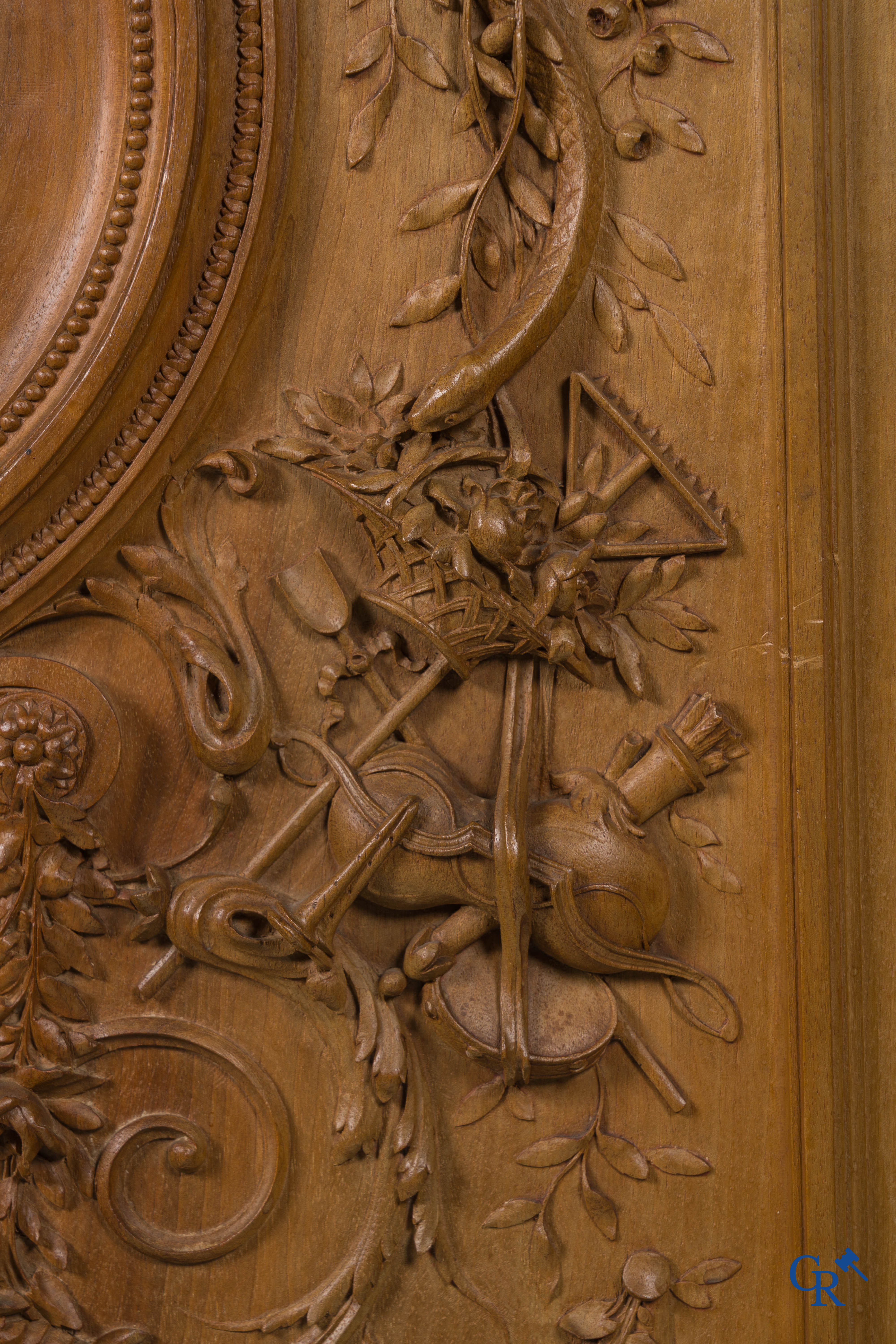 Cazanave Frères à Carcassonne. Een rijkelijk en fijn gesculpteerd meubel in LXVI-stijl met medaillon.