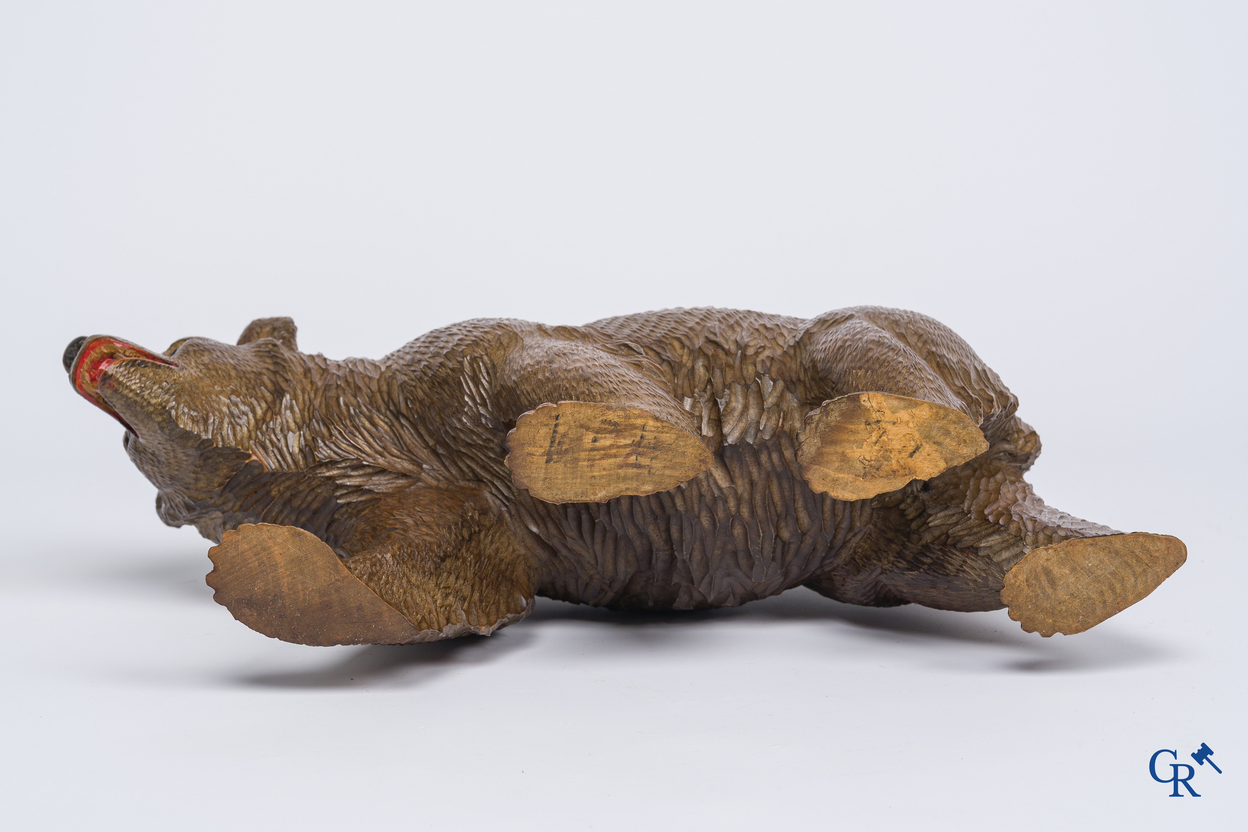 Forêt Noire. Un ours en bois sculpté. 