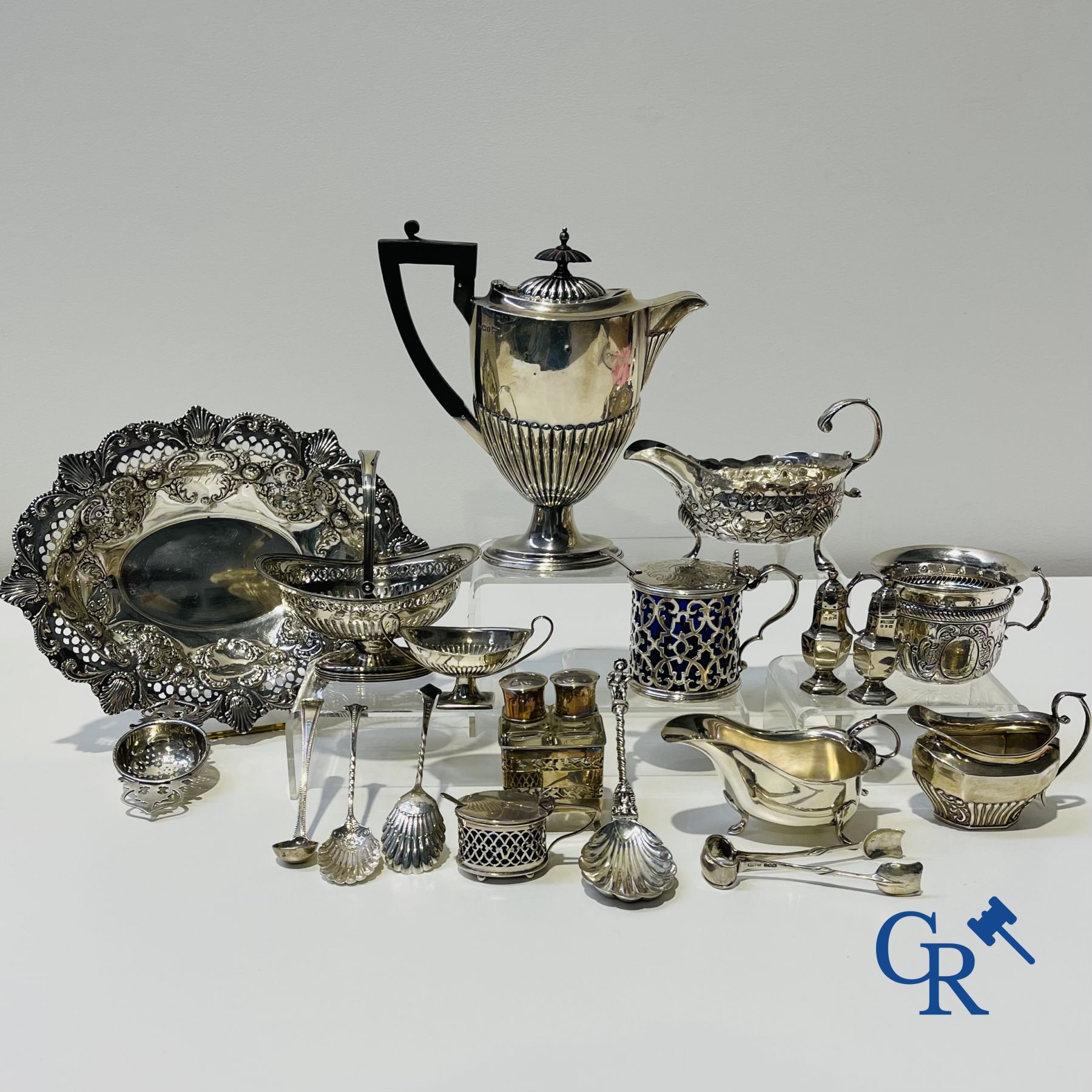 Silver: Important lot with various pieces of English silver. (various hallmarks) 19th-20th century.