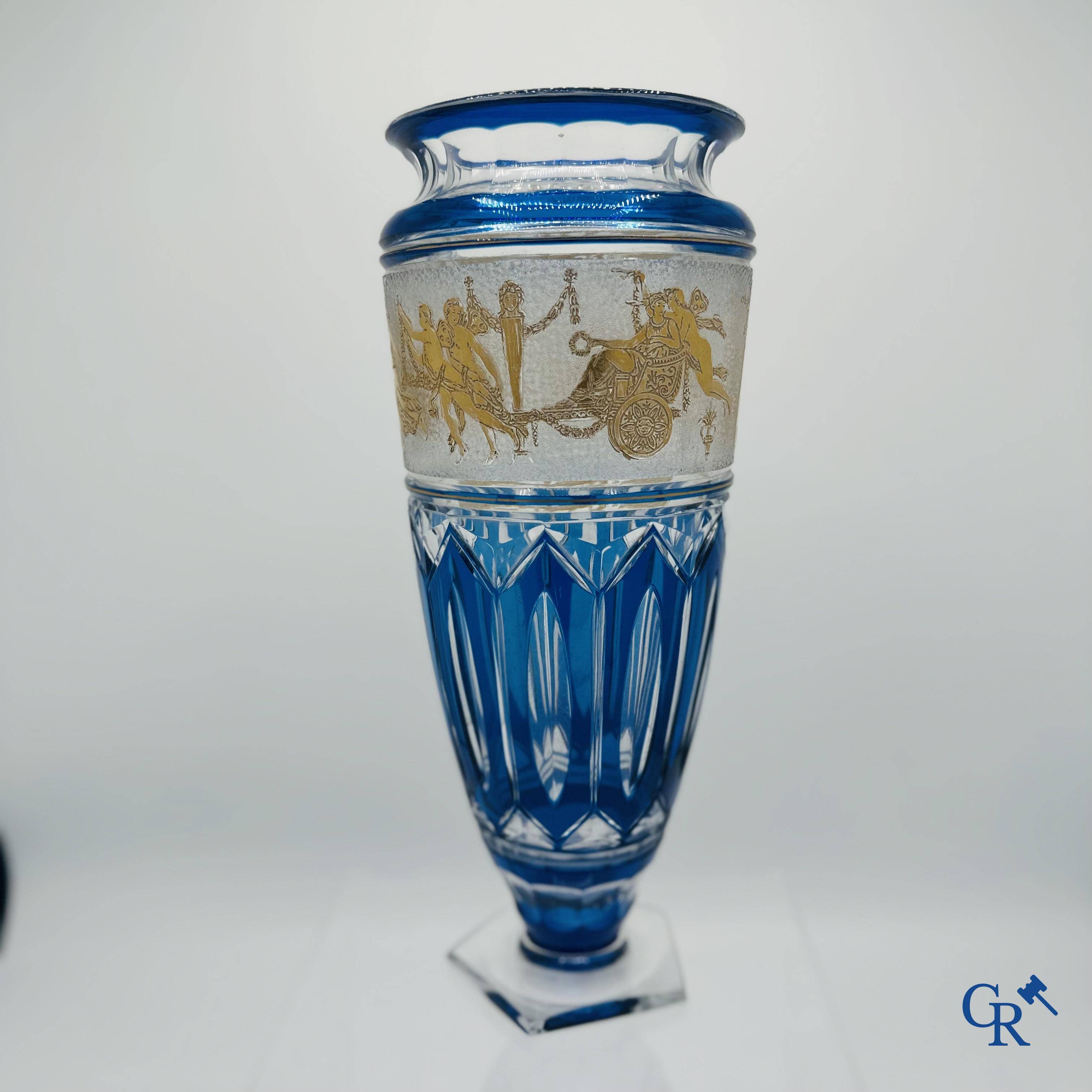 Val Saint Lambert: Léon Ledrut: Vase en cristal avec motif  "Danse de flore" sur fond bleu.