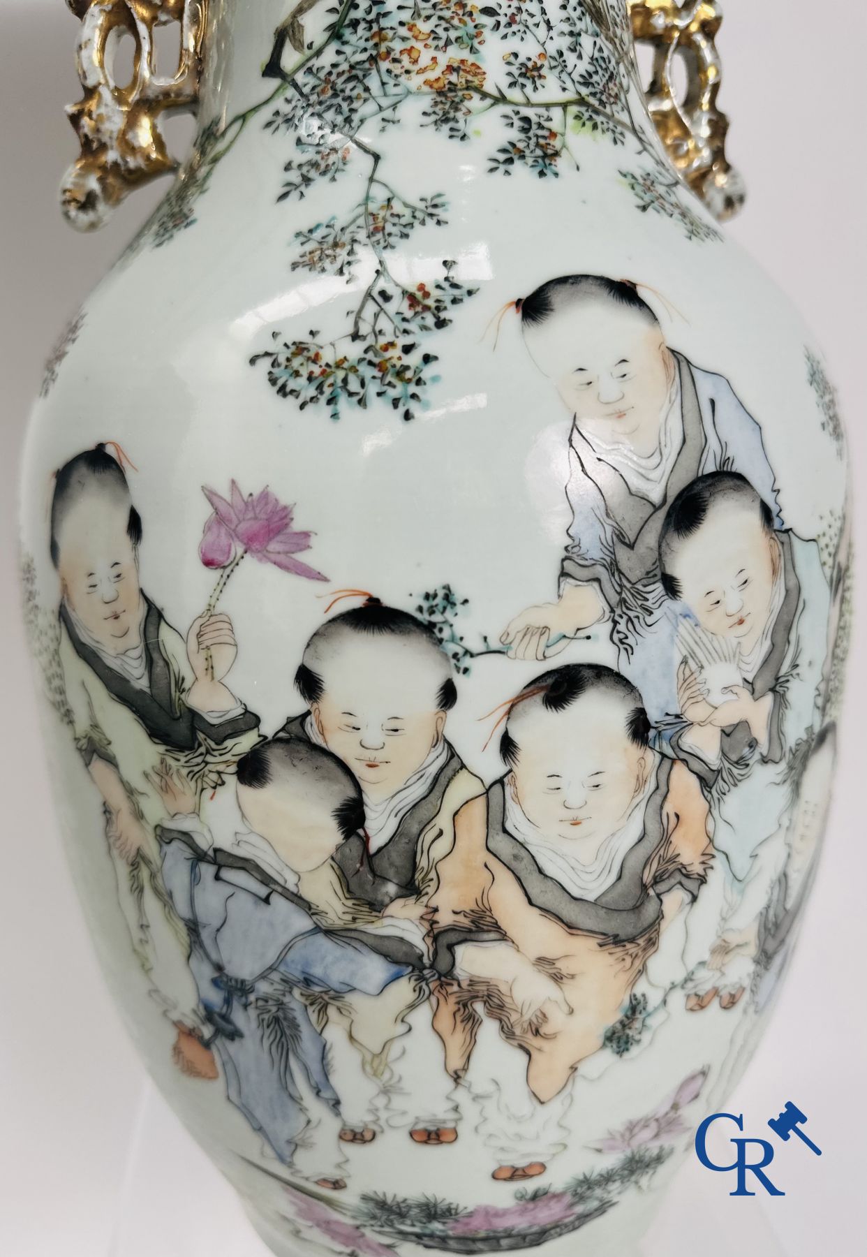 Porcelaine Chinoise: Vase Chinois à décor de 7 enfants jouant dans un jardin.