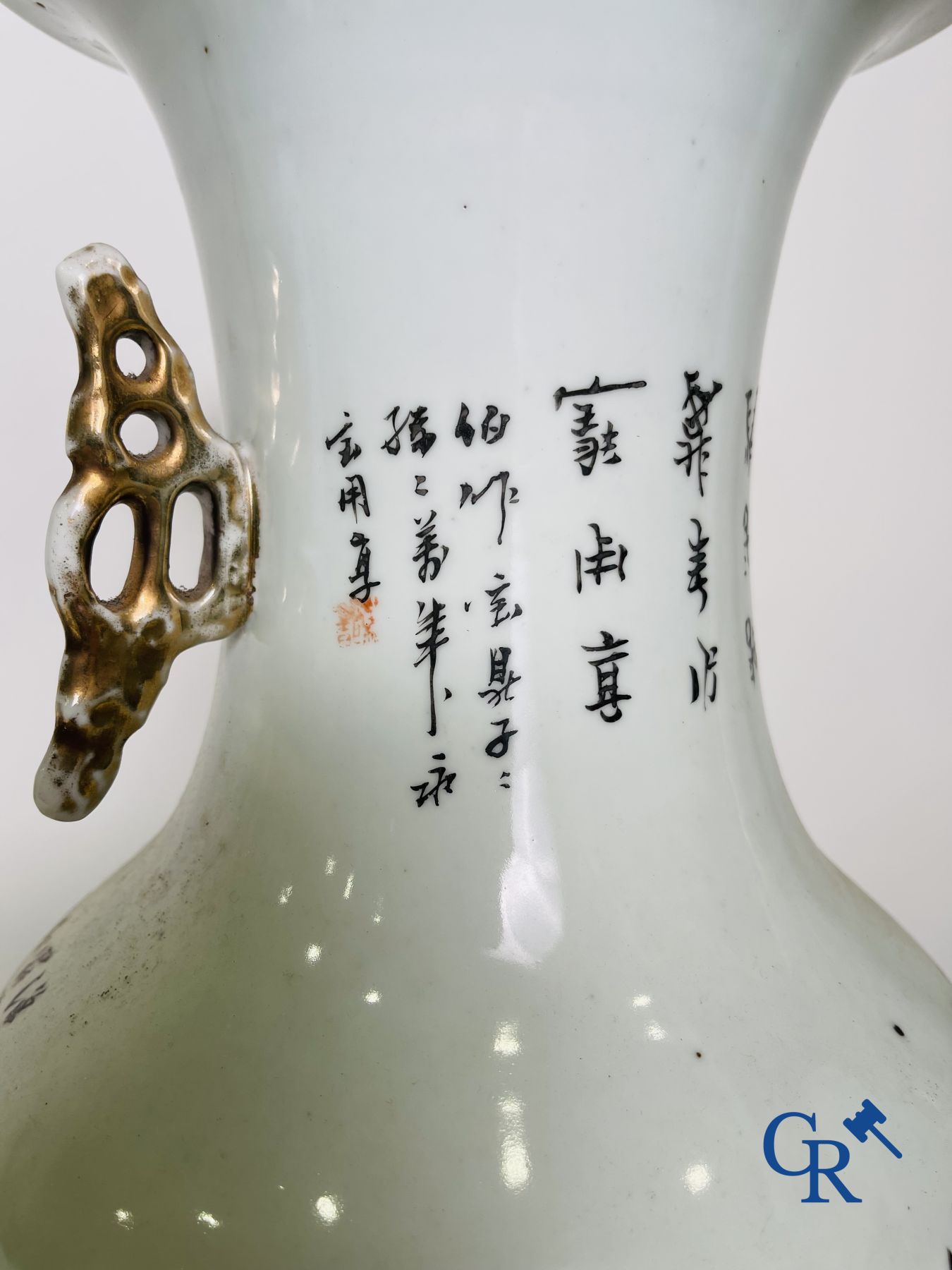 Porcelaine chinoise: Une paire de vases chinois au double décor.